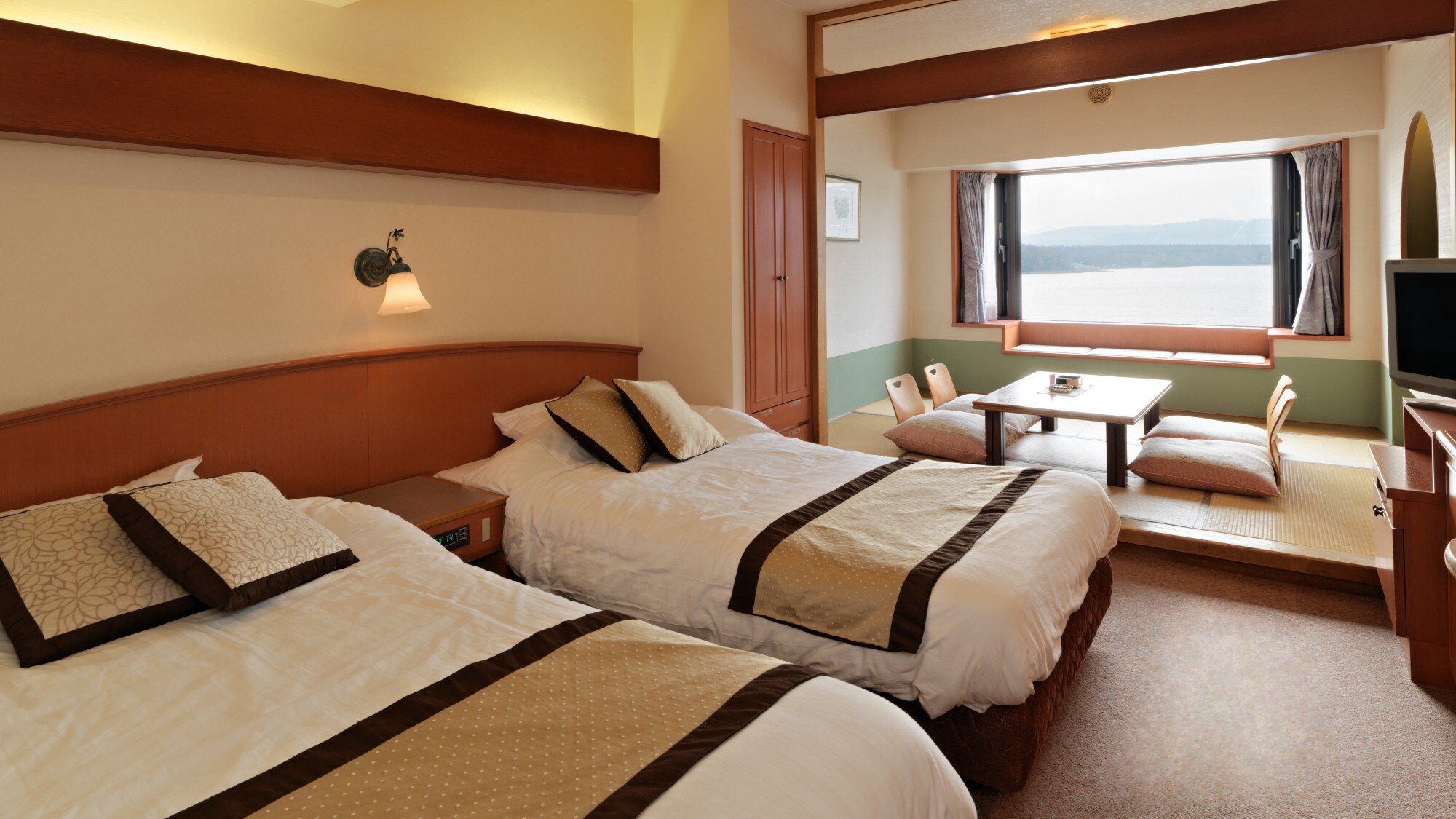 * [Lake side] Kamar bergaya Jepang-Barat / Kamar yang menggabungkan relaksasi kamar bergaya Jepang dengan kenyamanan kamar bergaya Barat. Anda dapat melihat Danau Akan dari jendela.