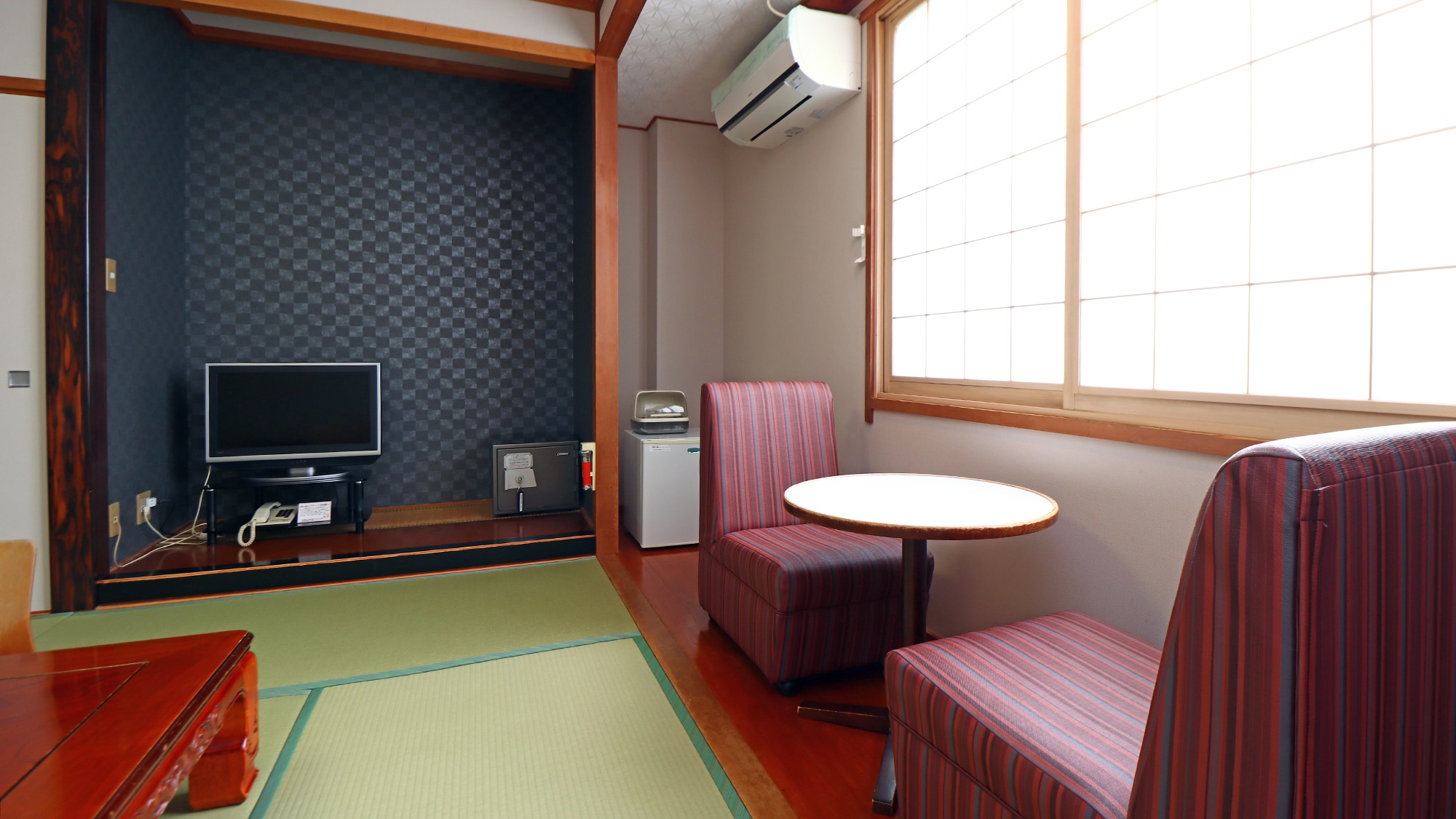 #Japanese-style room 8-12 tatami mats Enjoy the relaxing atmosphere of this Japanese-style room.