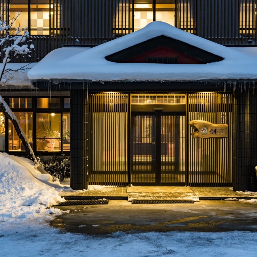 [Appearance / Winter] A special time to be healed by the famous hot spring with the snowy scenery. We will welcome you with warm light