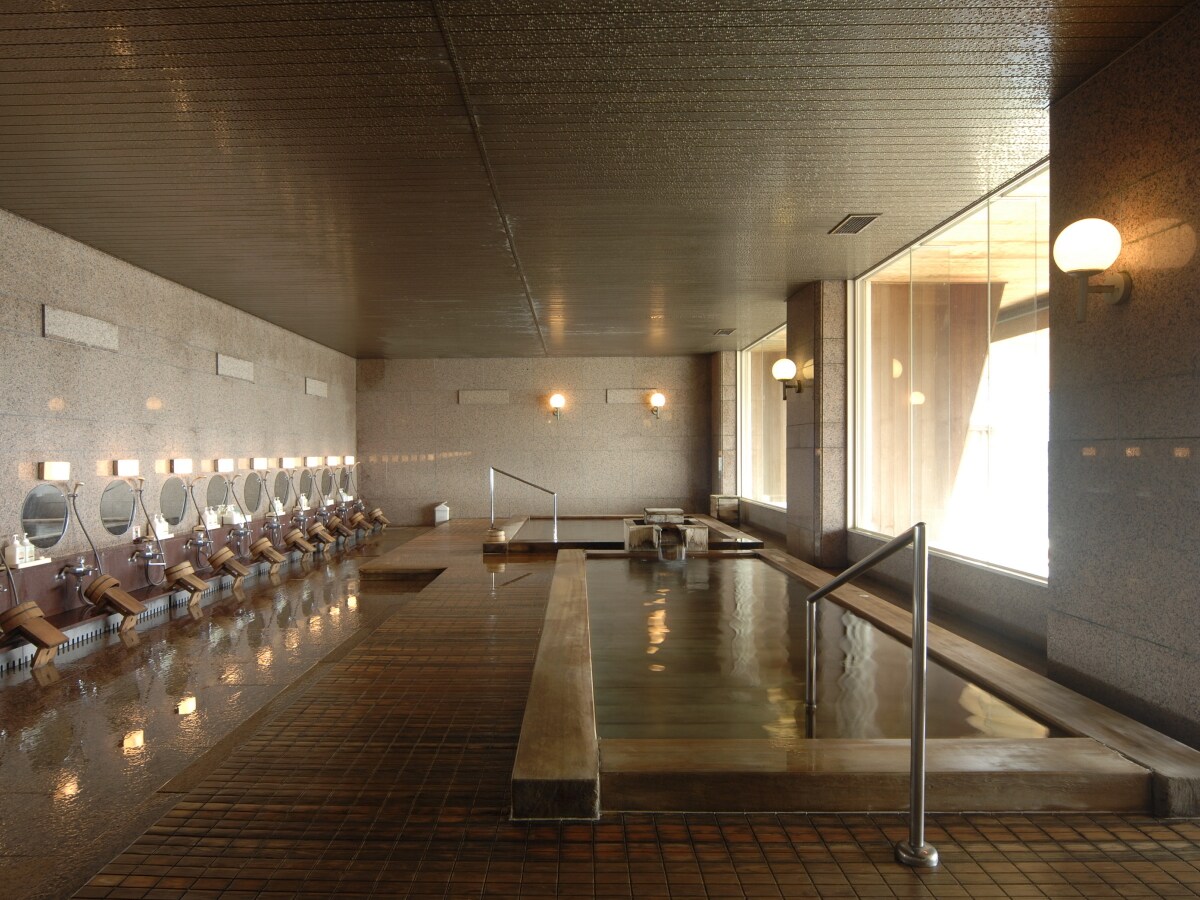 [Indoor baths] There is a large marble bath, a large cypress bath, and three sauna baths.