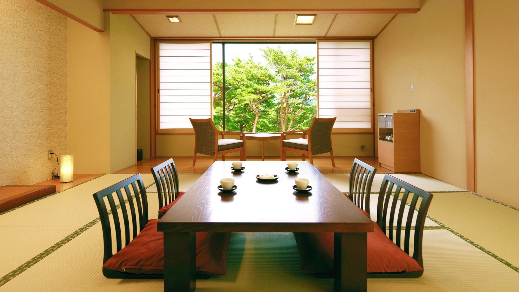 Healing room surrounded by greenery_Japanese-style room on the pine forest side