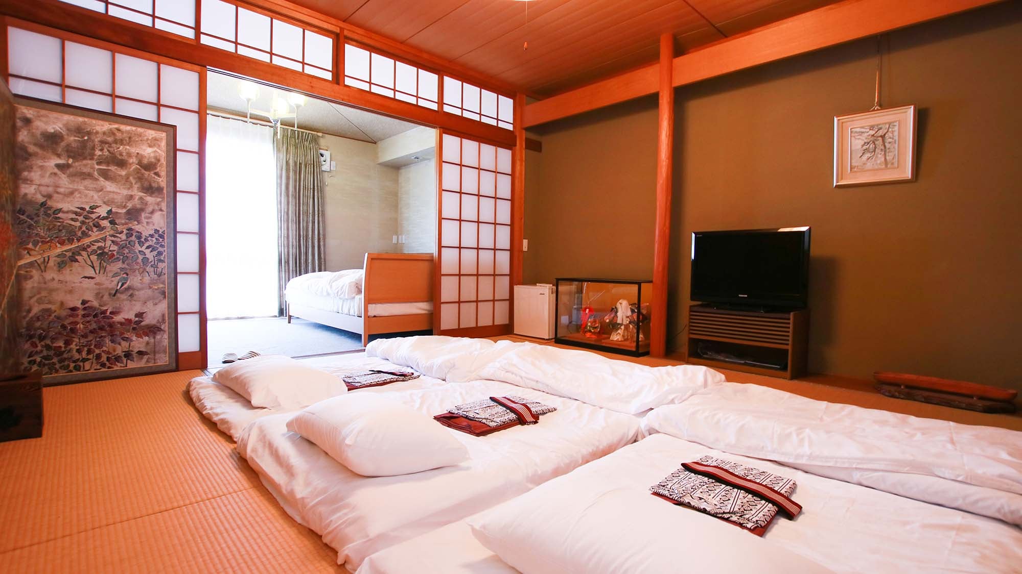 ・ Please choose the one you like for the futon and the bed.
