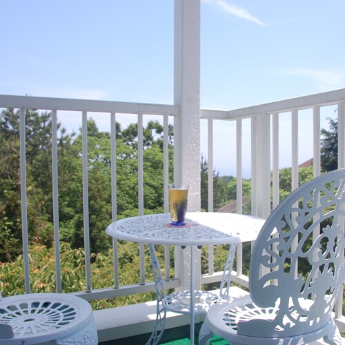 [Example of a twin room with balcony on the second floor facing the ocean] You can see the ocean and Izu Oshima (may not be visible depending on the weather and season)