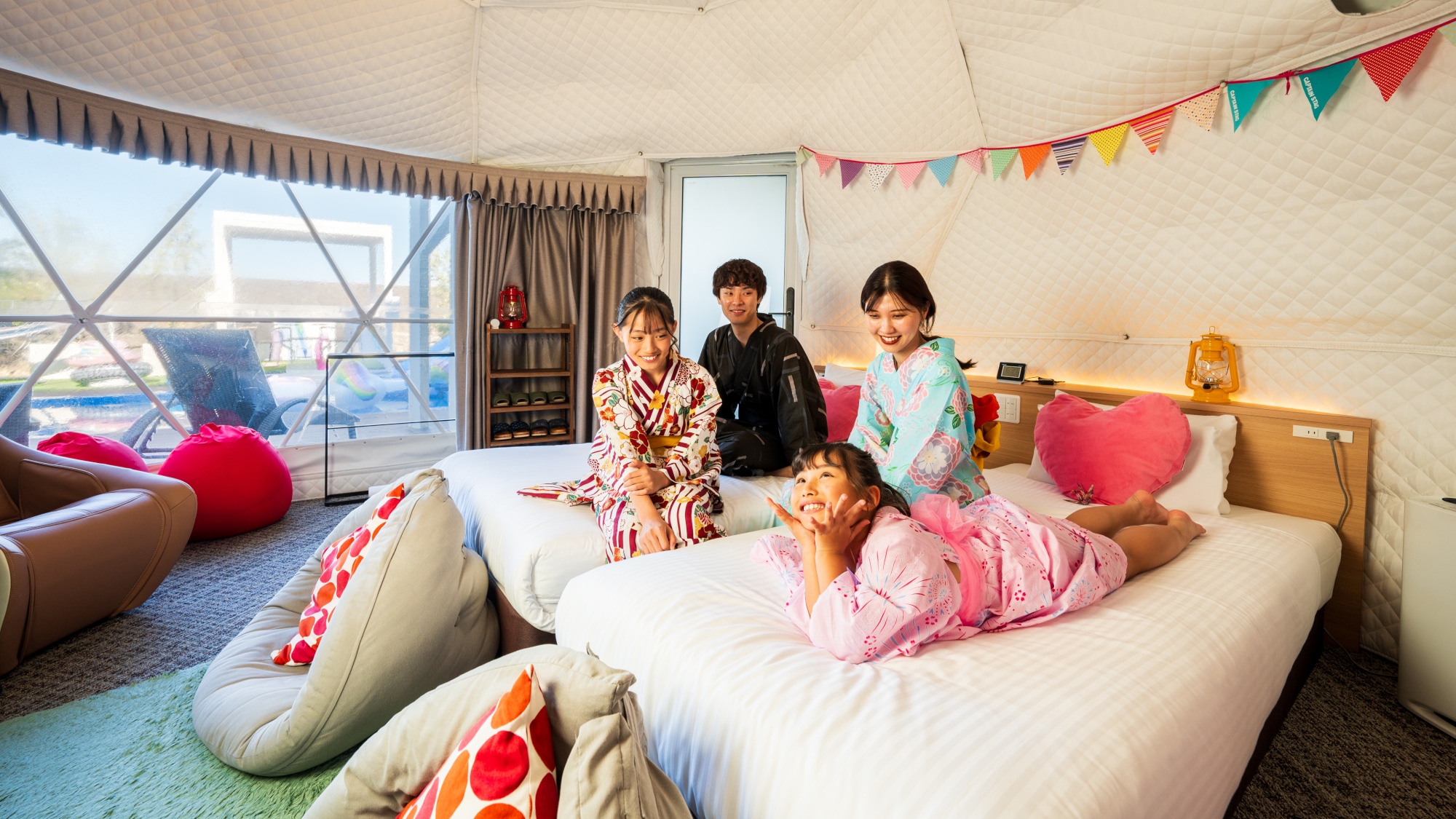 [Glamping Olive Terrace] พื้นที่ที่สะดวกสบายทำให้ต้องนอนดึกอย่างหลีกเลี่ยงไม่ได้! เตียงนุ่มในพื้นที่ที่ให้ความรู้สึกเหมือนเป็นฐานทัพลับ♪