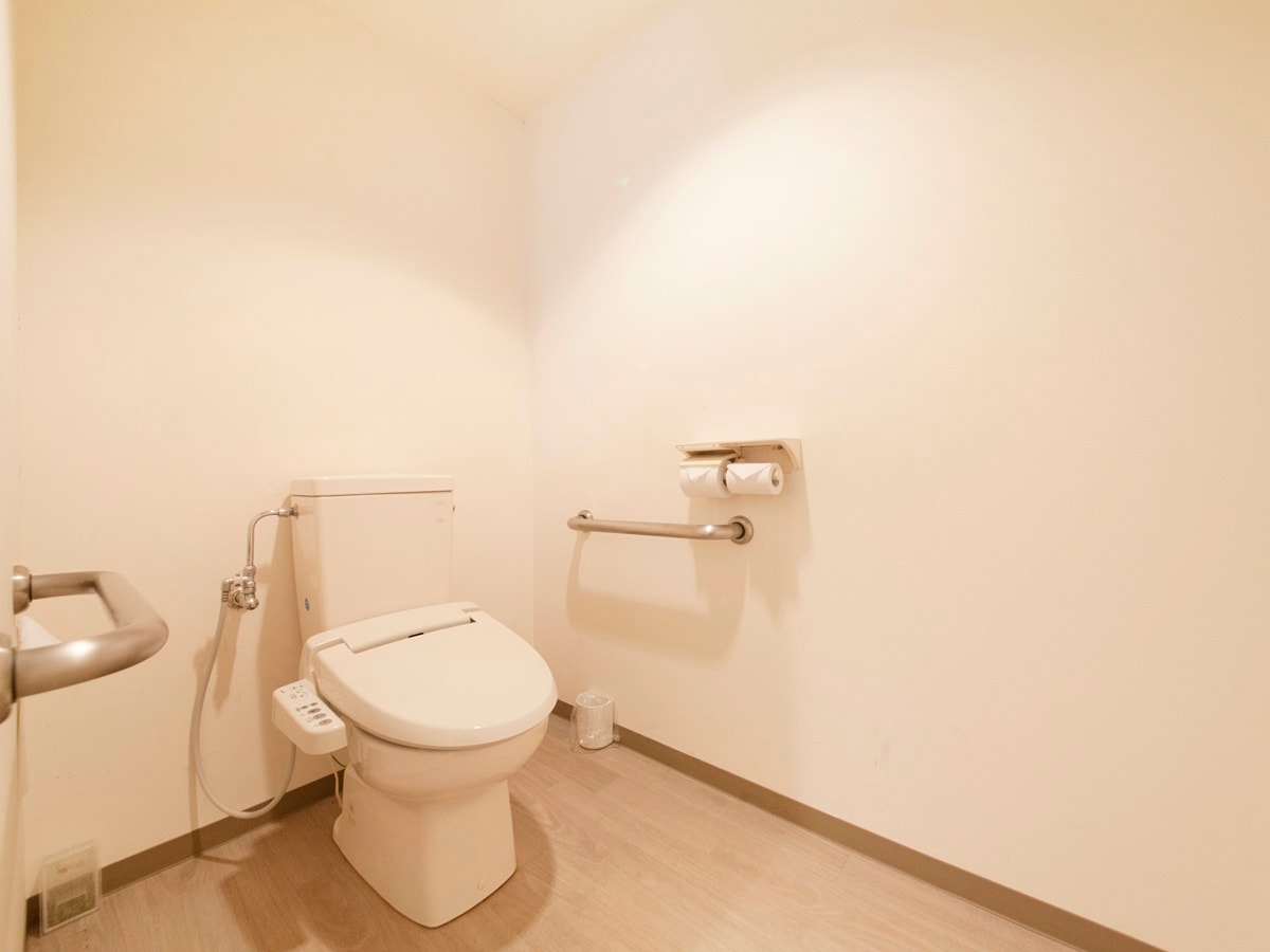 【ユニバーサルルーム 】バリアフリーのお部屋でお体が不自由な方でも安心してご宿泊いただけます。