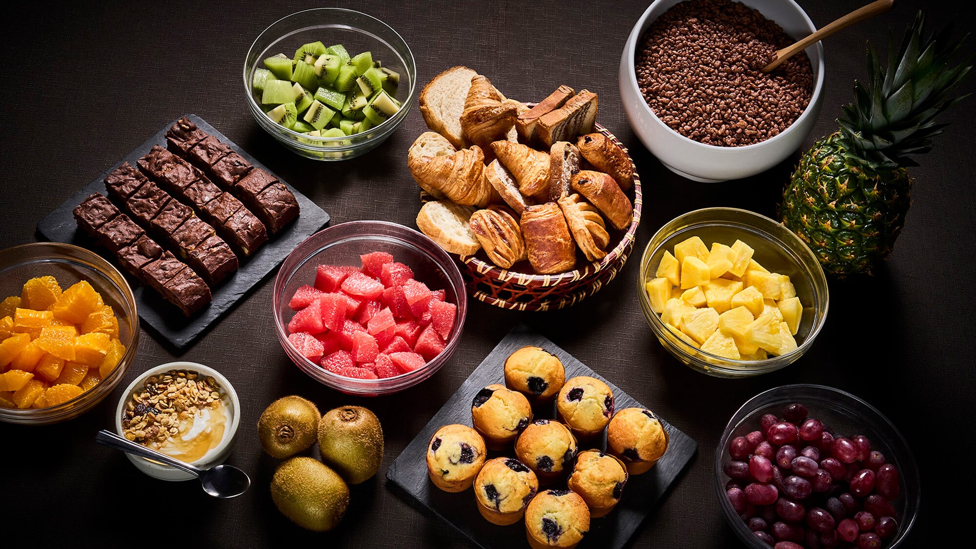 [Breakfast] It's nice to have fresh fruits and small desserts!