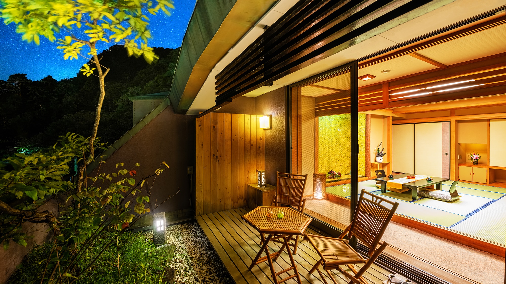 ■ [With an open-air bath that flows directly from the source] Japanese-style room 2 rooms ■ A Japanese healing space that is not disturbed by anyone. Relax in the quiet flow.