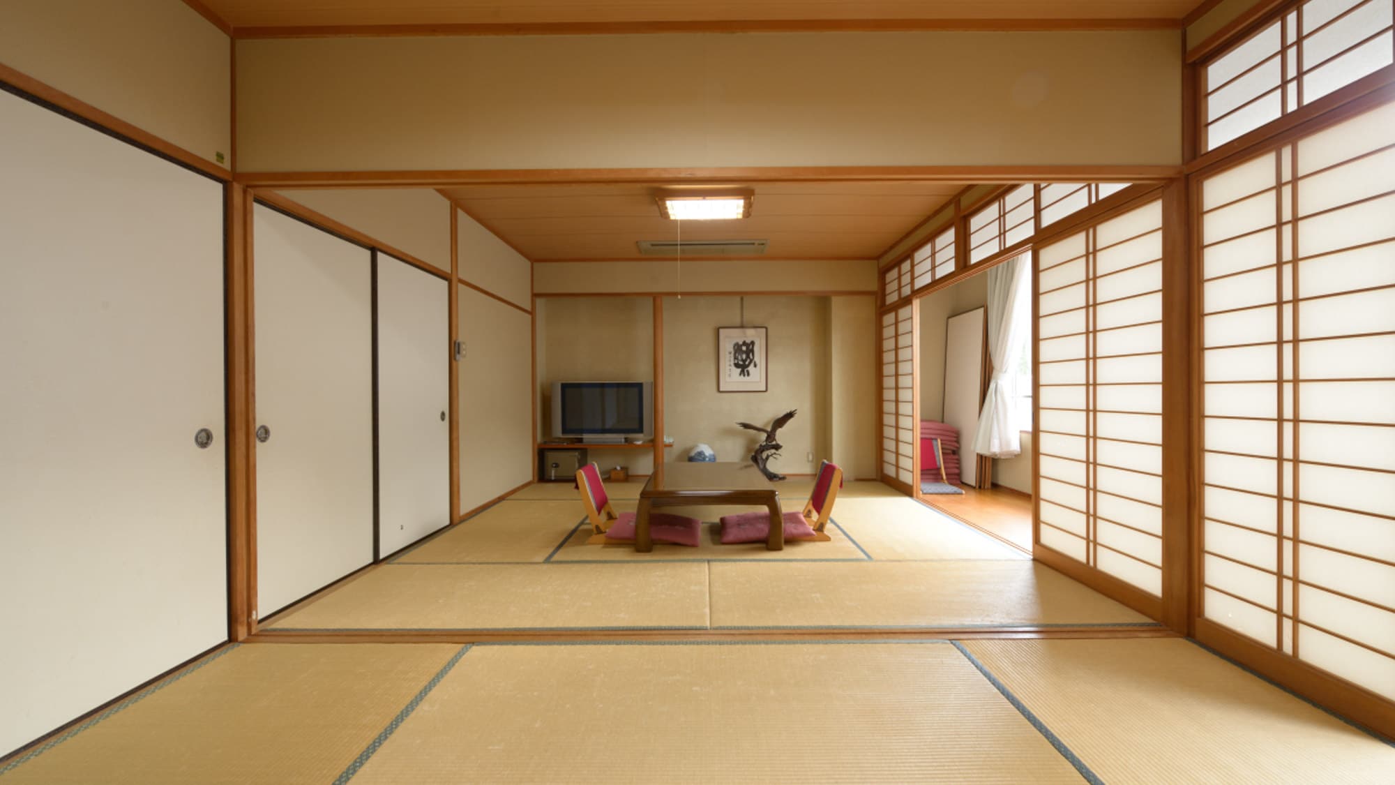 *The Japanese-style rooms are also available in two-room types, which are convenient for group stays.