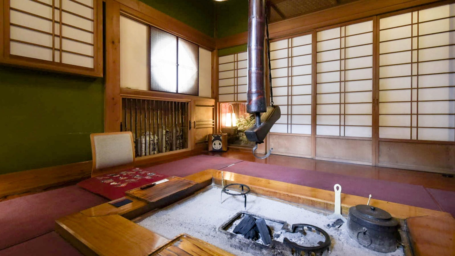 [Example of a private room with a hearth] Furnishings with a Showa-era feel and works by artists are on display. Can be rented exclusively for one group.