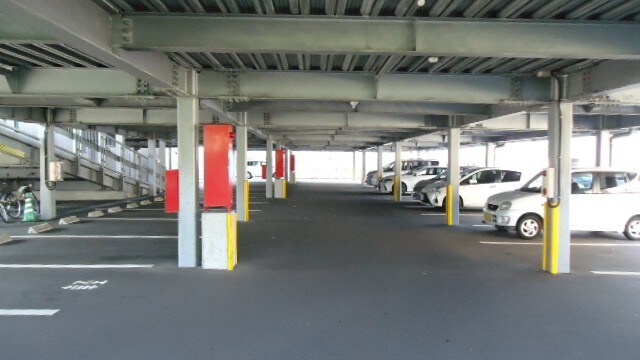 Tempat parkir bertingkat 3 yang dapat digerakkan sendiri (menampung 100 mobil) * Parkir sepeda motor di bawah atap juga dimungkinkan