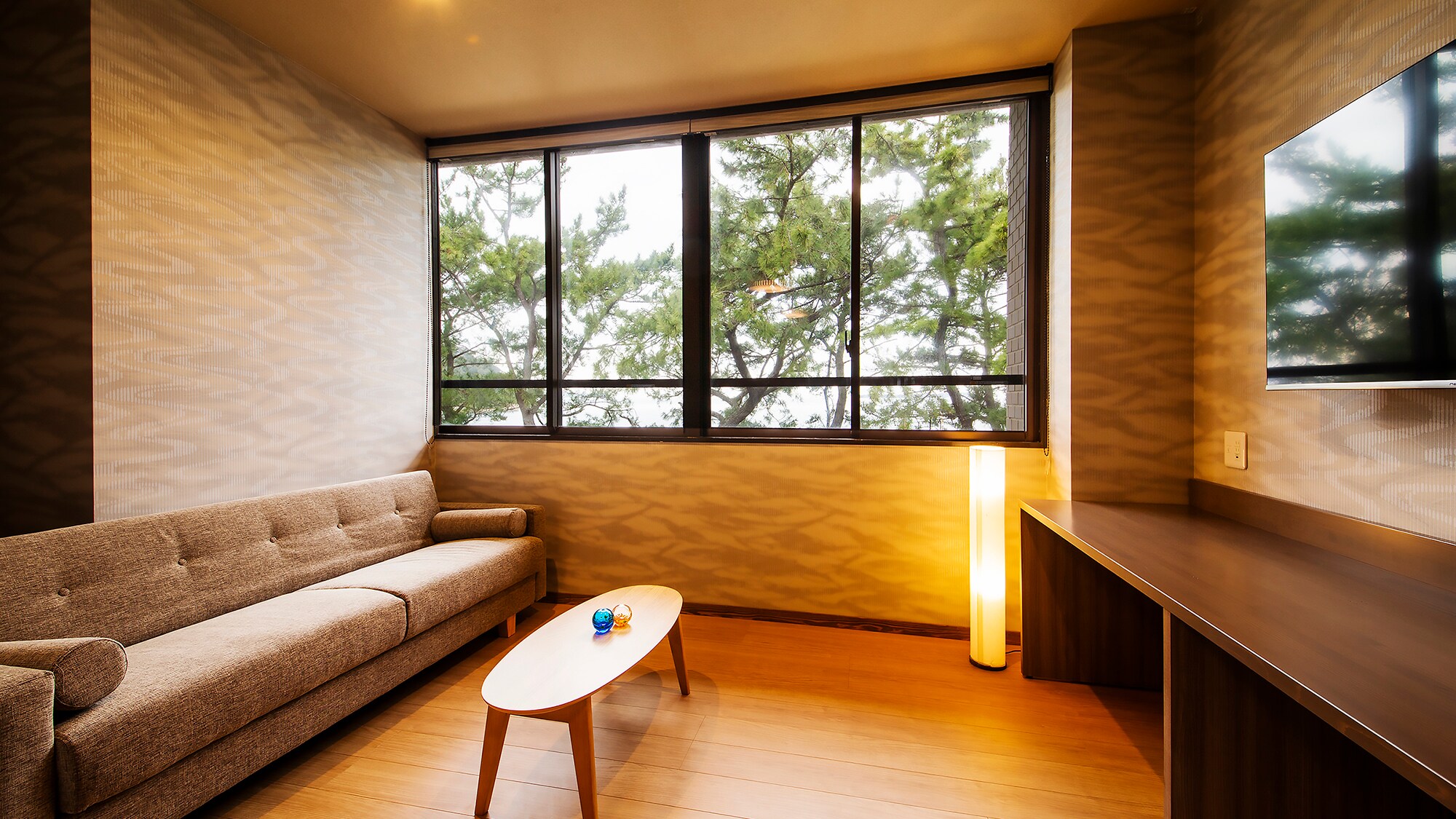 [Deluxe Japanese-style room with semi-open-air bath] [Living space]