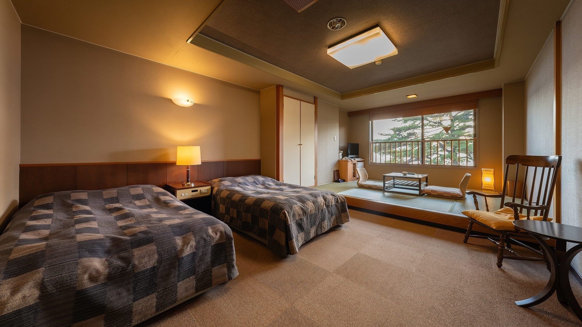 ■[All rooms with lake view] Japanese-Western twin room (32 square meters)