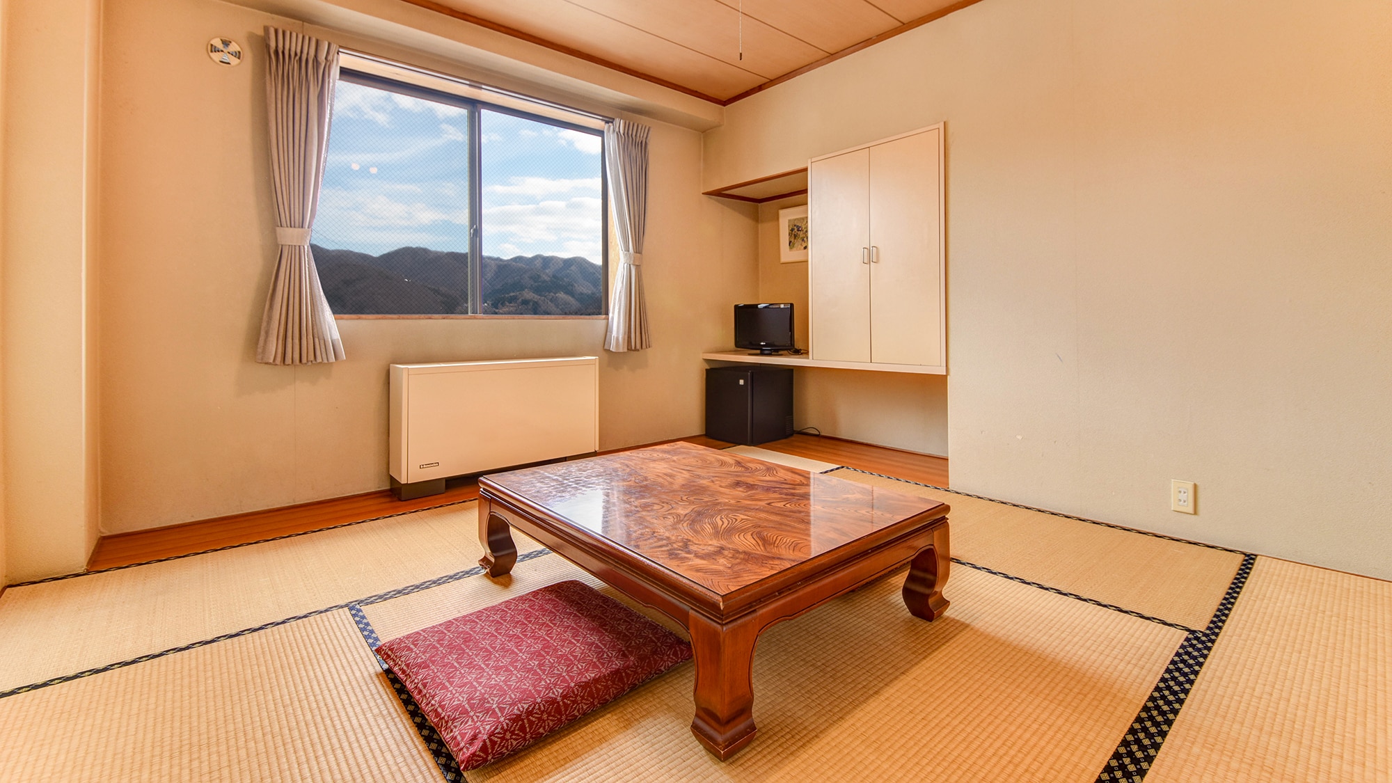 * Silakan bersantai di kamar bergaya Jepang / tikar tatami di gedung utama.