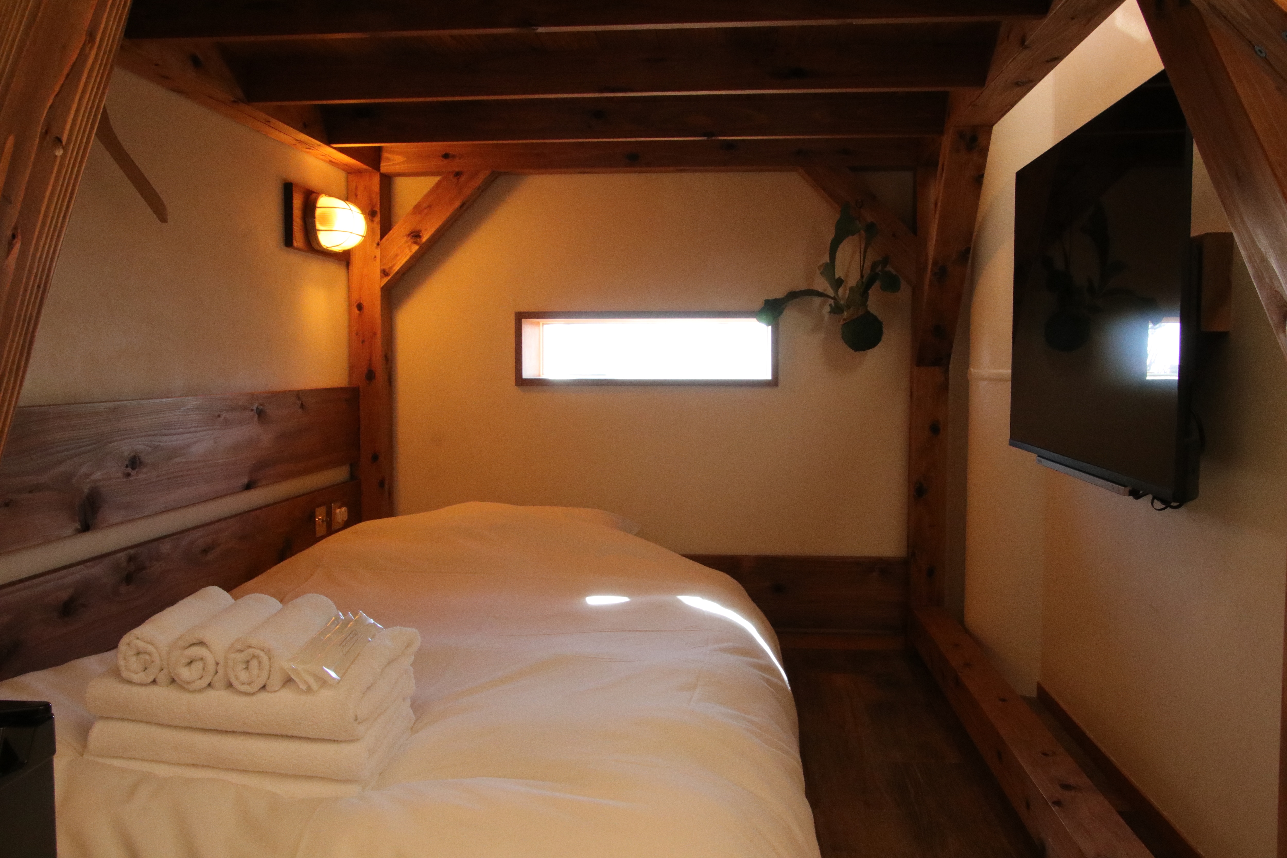 The lower bunk of the loft bed is like a secret base ♪