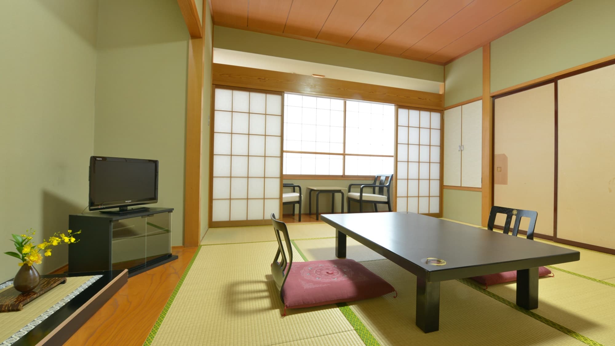 * [Example of Japanese-style room 10 tatami mats] Relax in a spacious Japanese space.