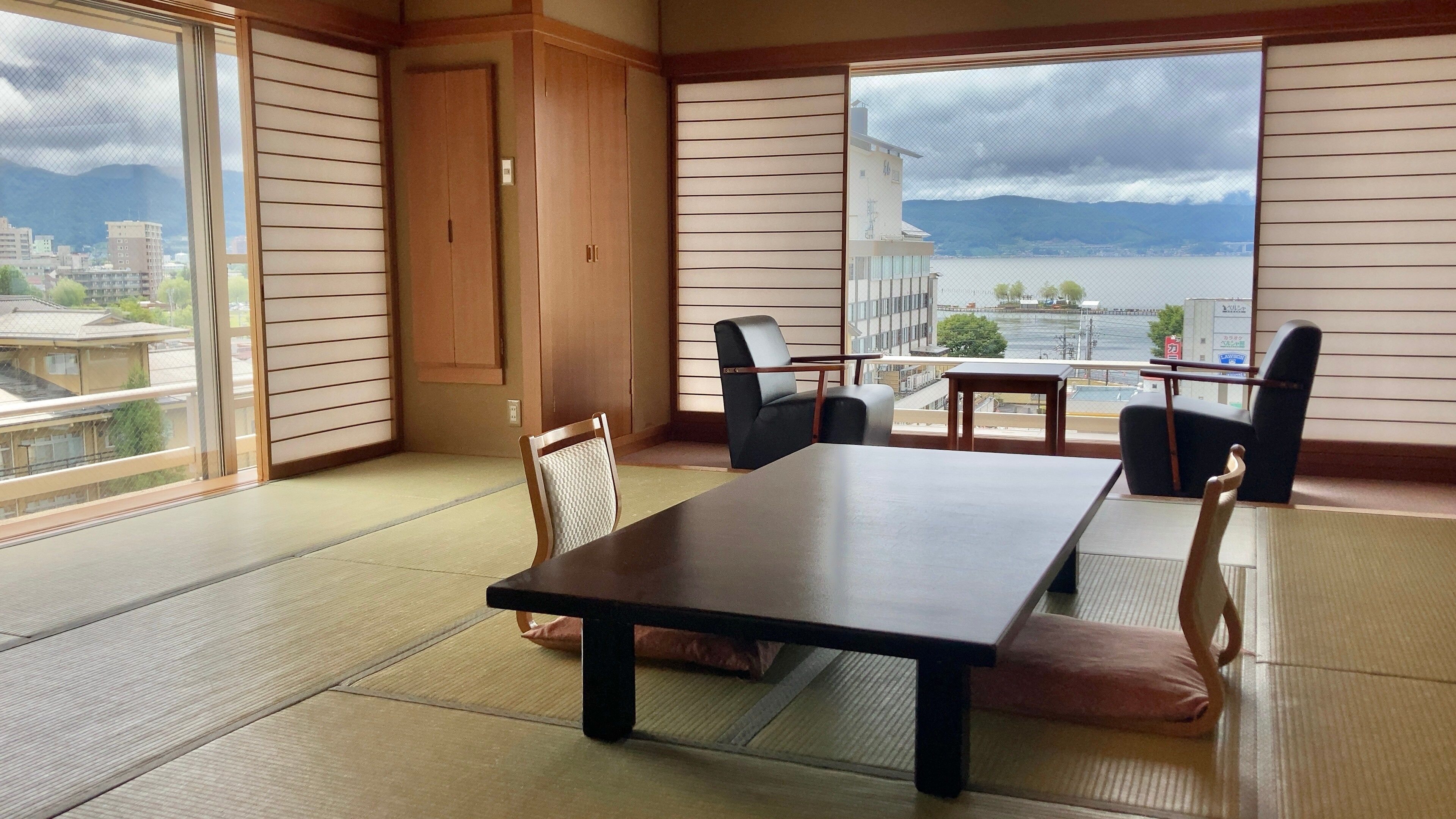 An example of a Japanese-style room facing Lake Suwa at Imashinkaku
