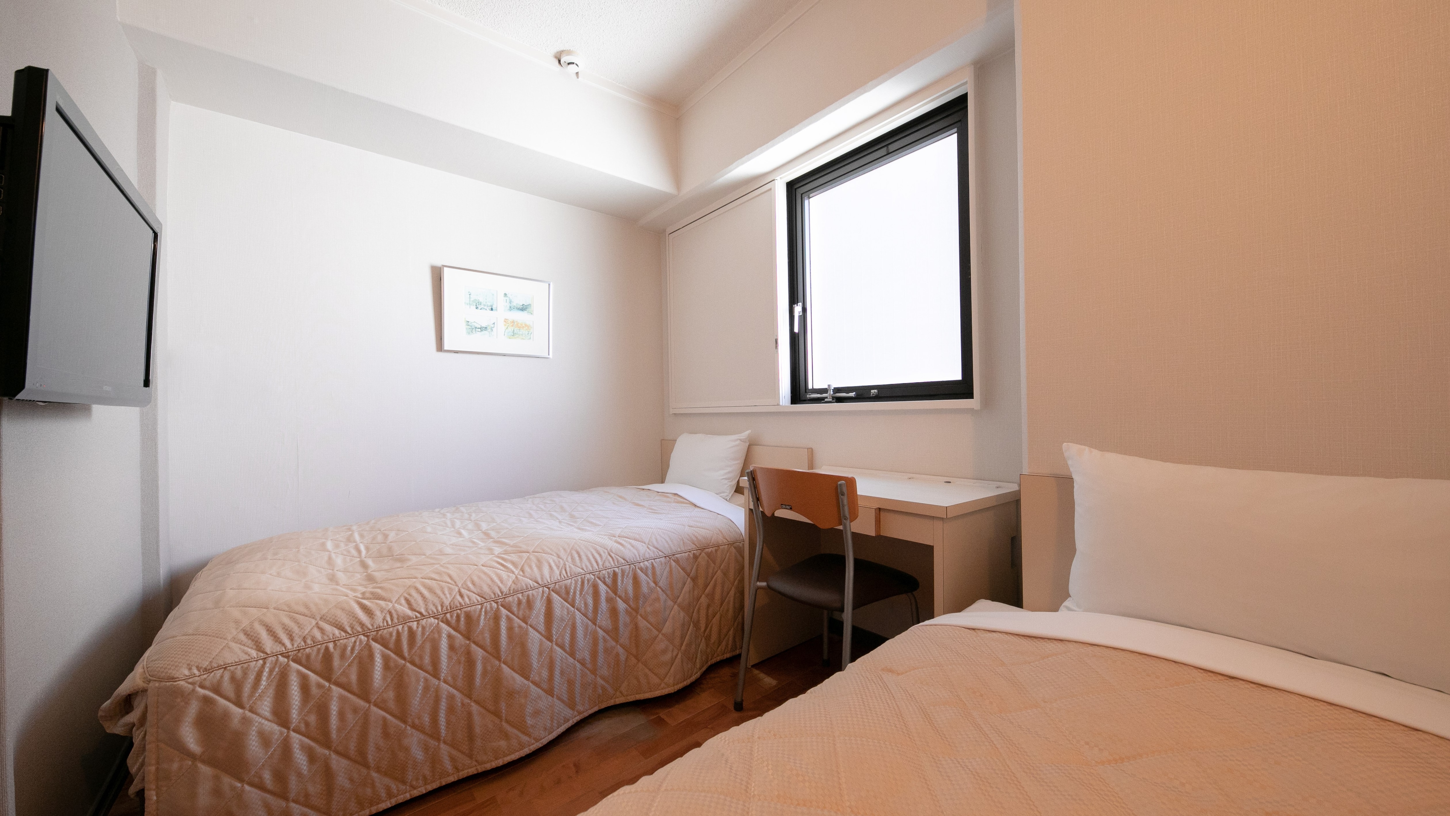 [Twin] A clean room equipped with a 14-square-meter, 32-inch LCD TV.