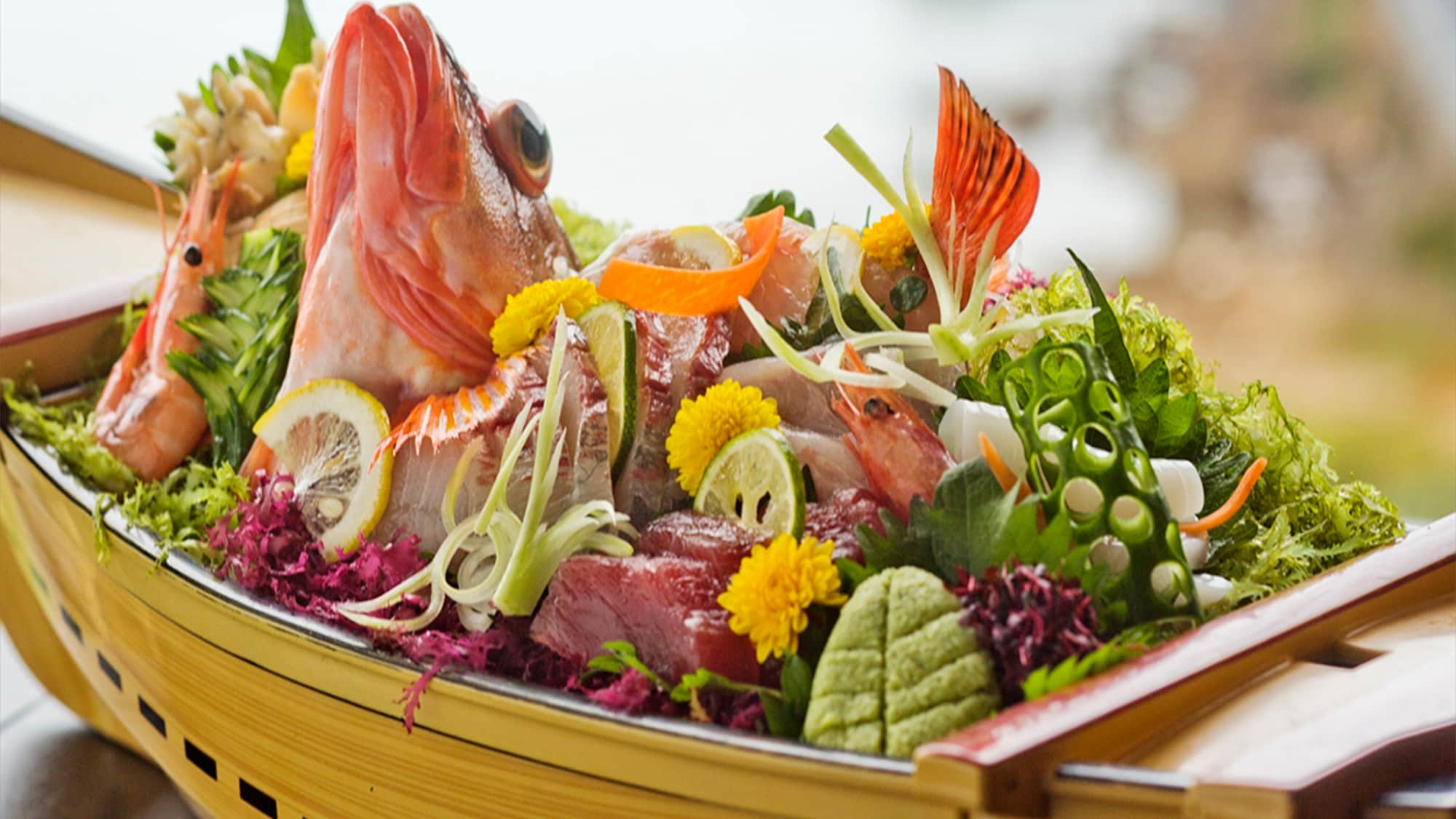 [當地魚船拼盤]