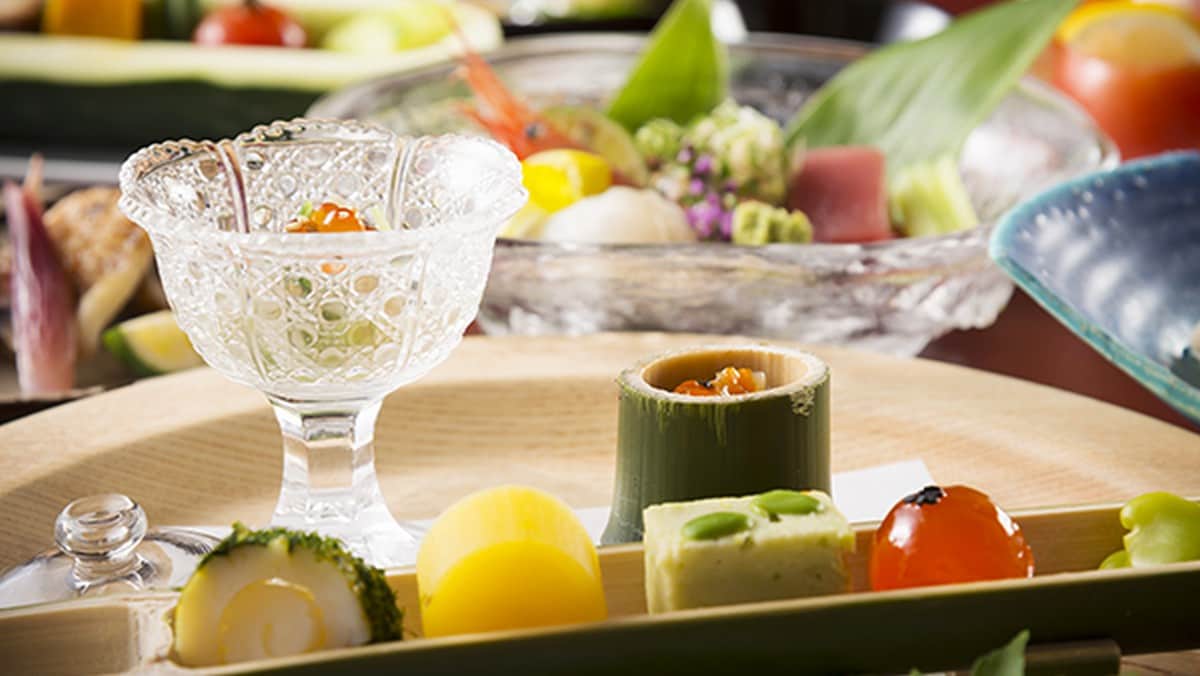Nhiều món ăn đa dạng, mỗi món đều được trình bày cẩn thận