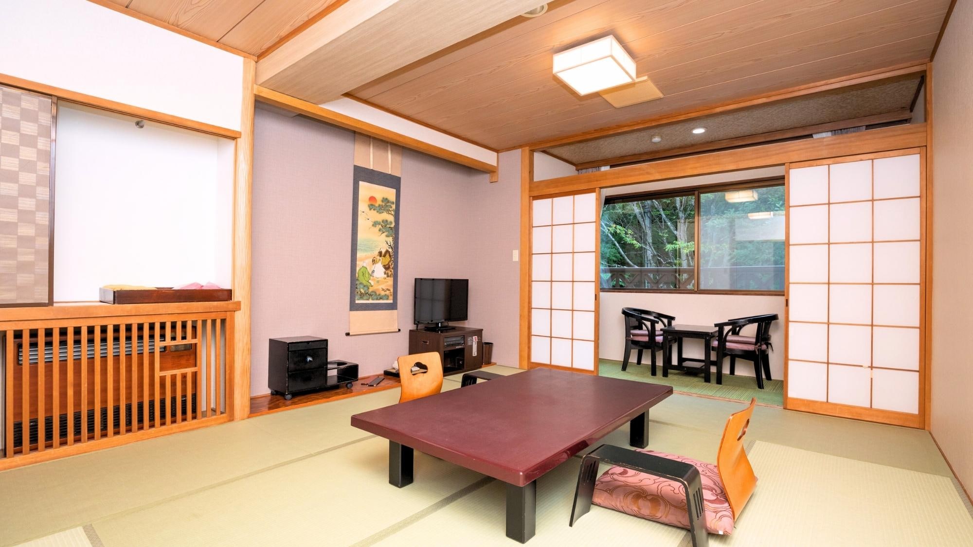 Japanese-style room of 10 tatami mats / Free WiFi available. Unit bath and toilet included.