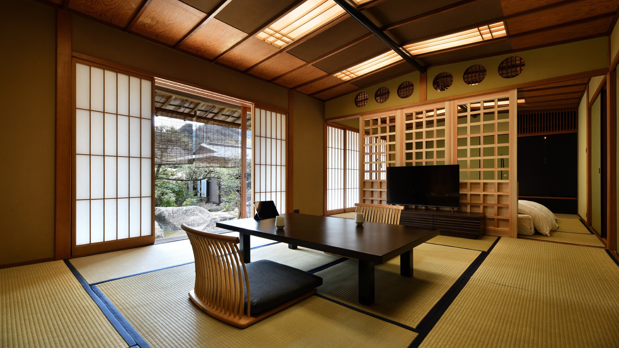 Japanese-style room with semi-open-air bath [Yamashina]