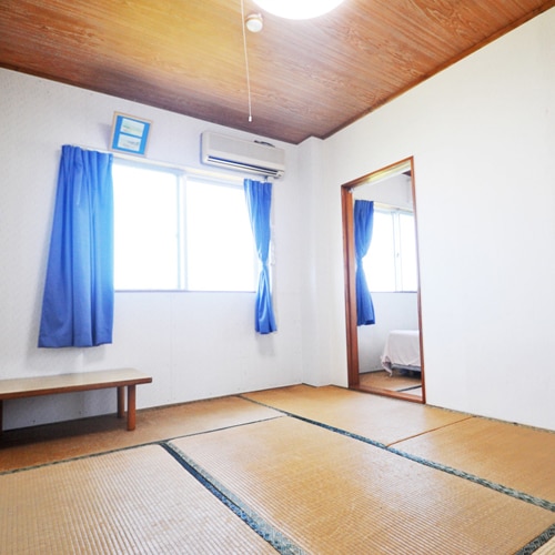 [Connecting room (with bath, toilet and bed)] A 10 tatami mat Japanese-style room with a 6 tatami mat and a 4 tatami mat room next to each other.
