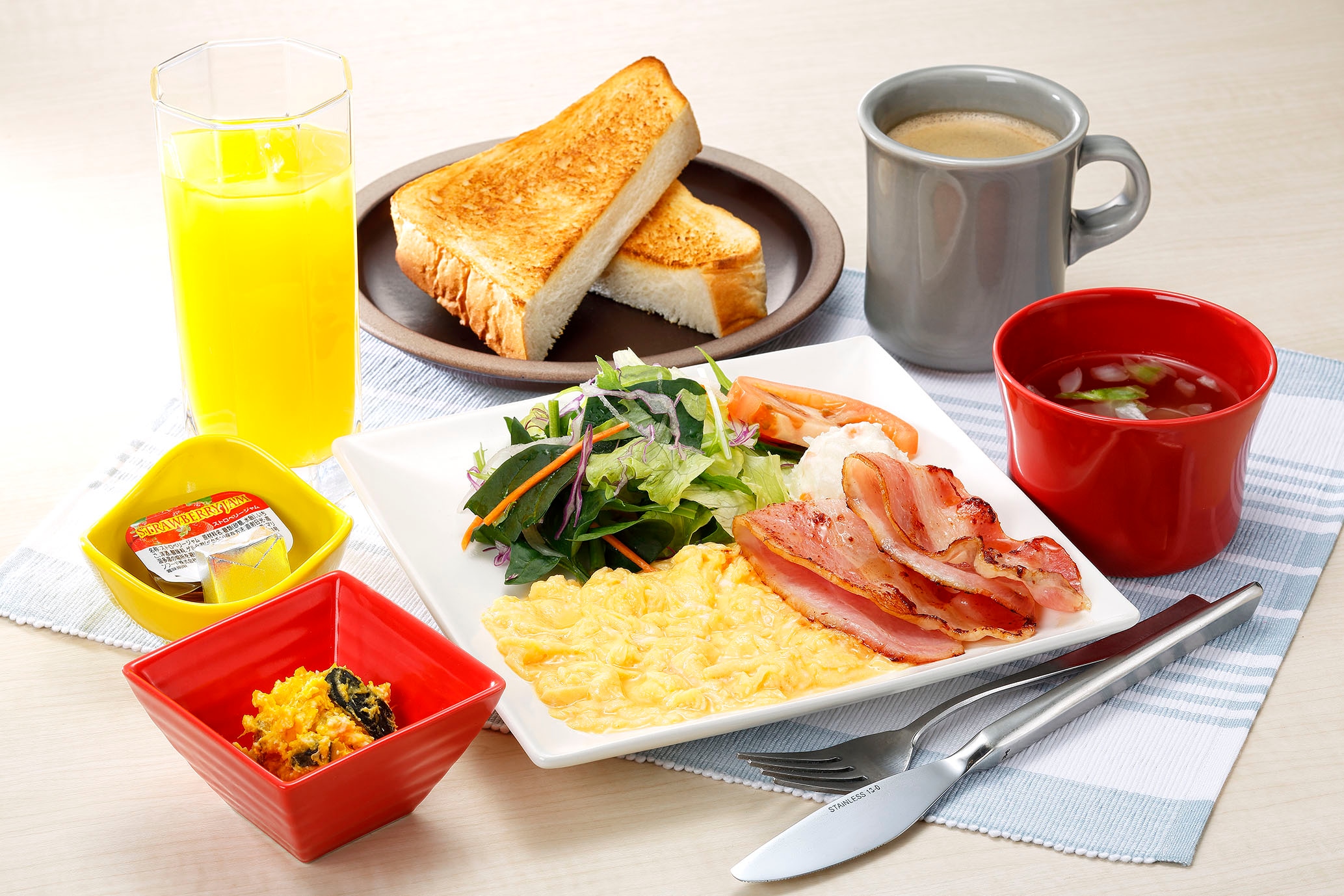 [Fluffy scrambled eggs breakfast] 890 yen (tax included)