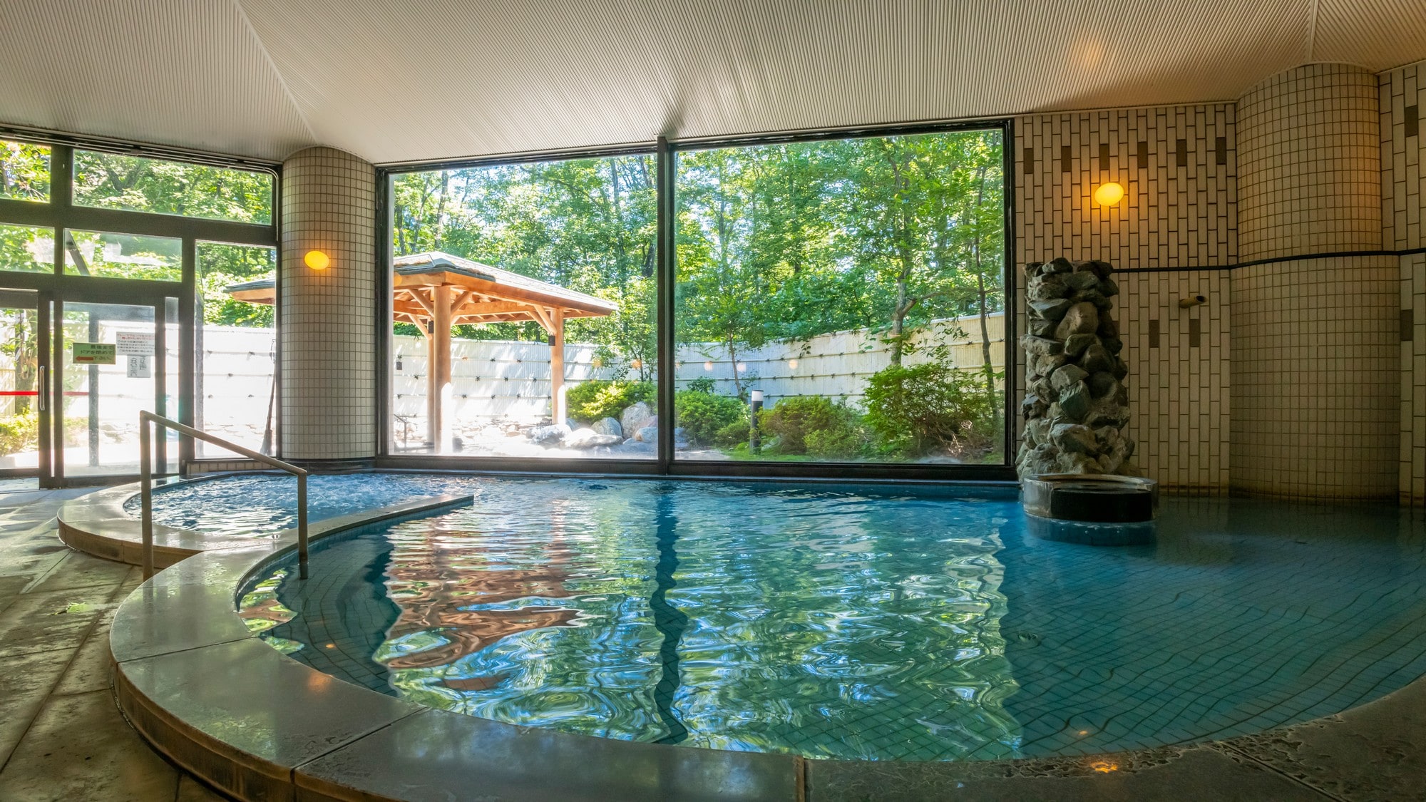 You can spend a relaxing time in the spacious and spacious public bath