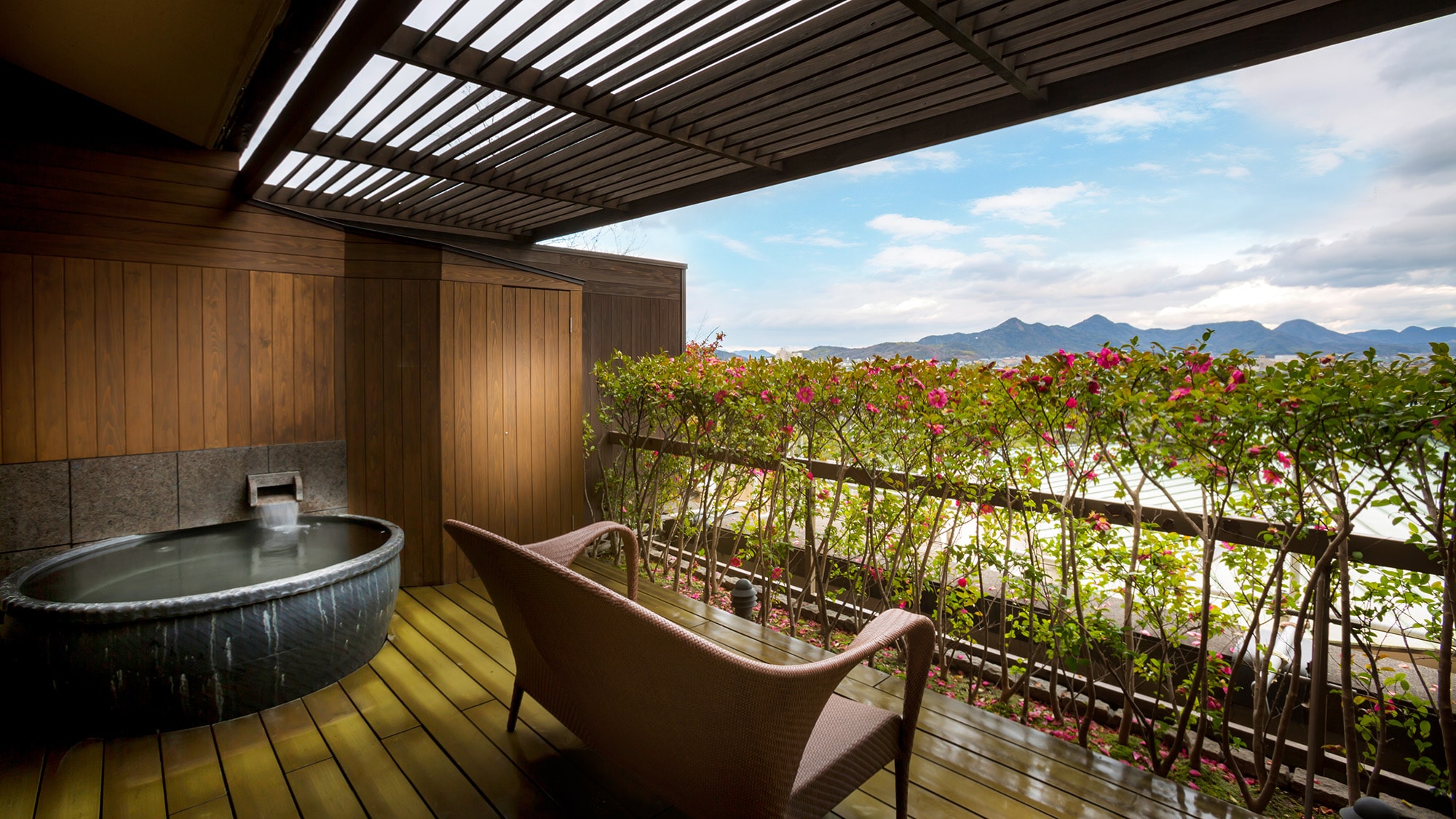 [Fujimidai/Japanese-style room with private open-air bath] Ceramic bath type open-air bath on the terrace (example)