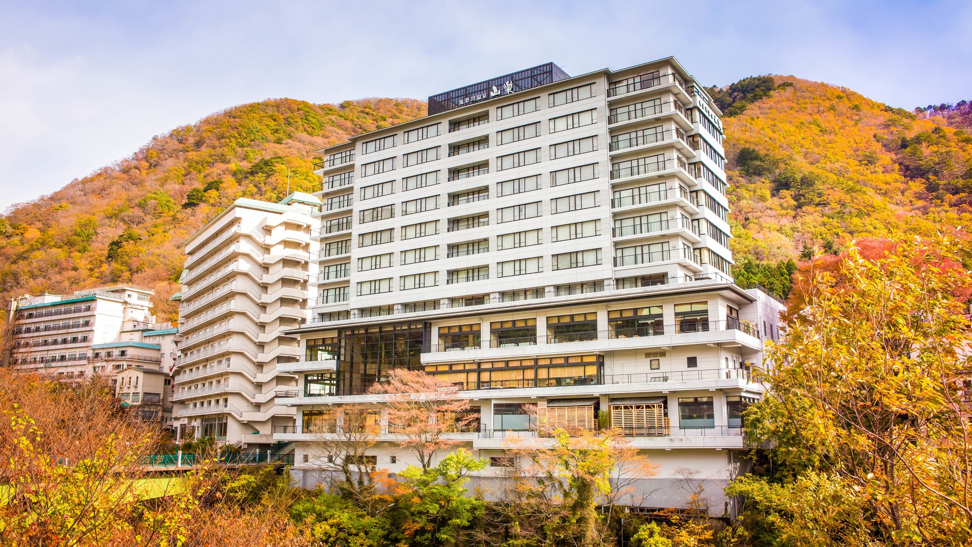 【기노가와 온천 야마라쿠】 가을에는 근처의 산이 깨끗하게 색이 붙습니다