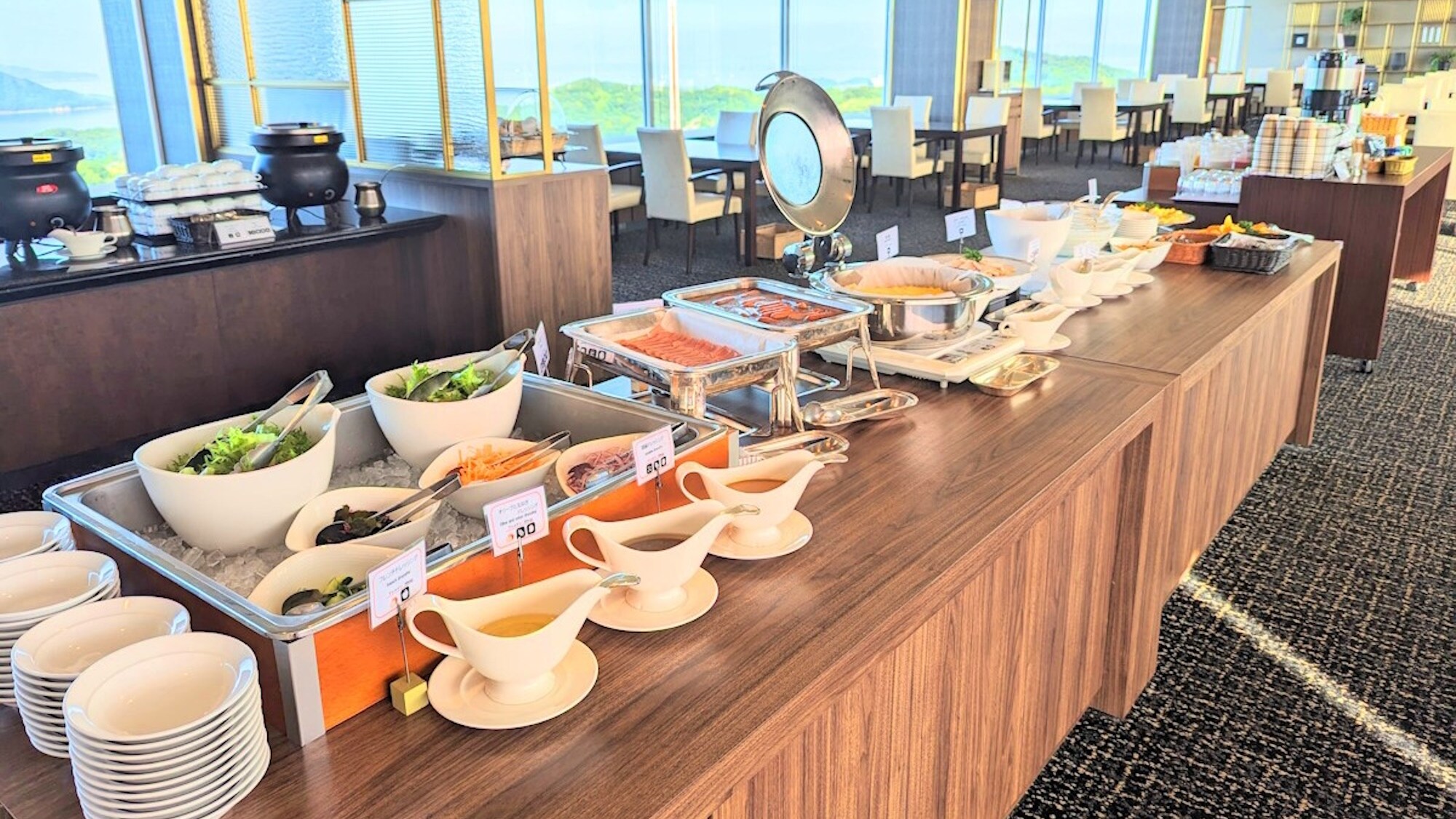 自助早餐的例子，包括各种日式和西式菜肴 *早餐可能是套餐。
