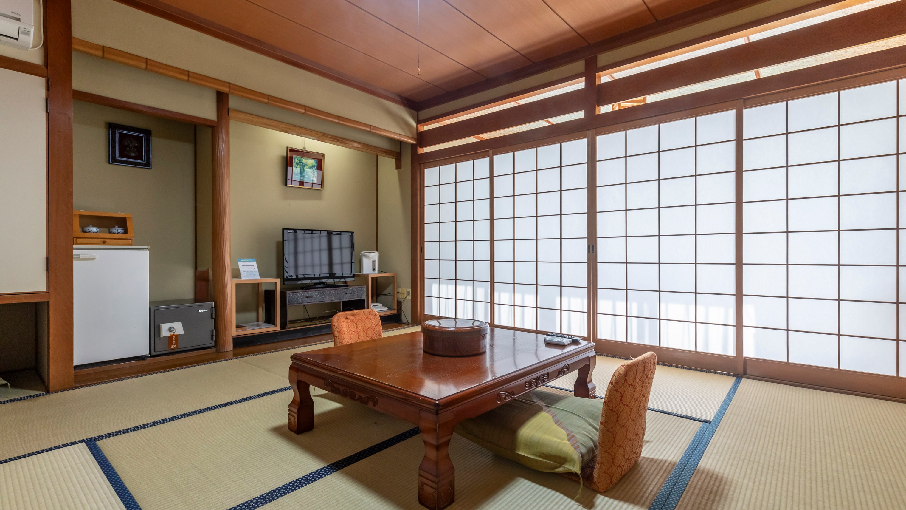 [Non-smoking] Japanese-style room for 1-3 people (with toilet and shared bathroom)