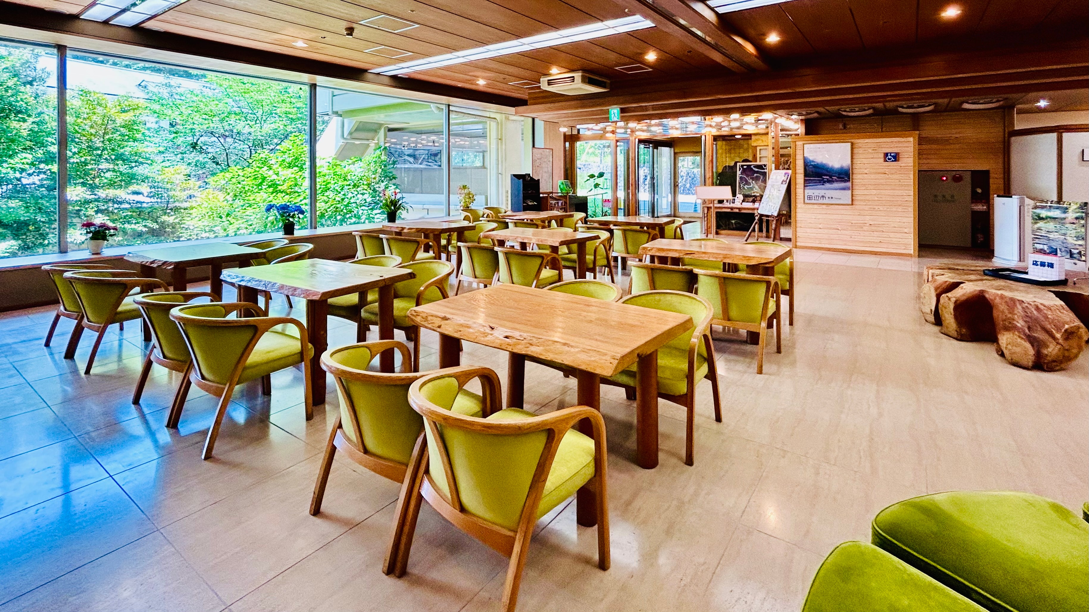 [Lobby] You are greeted by a 180-year-old cedar stump. It is an open space.