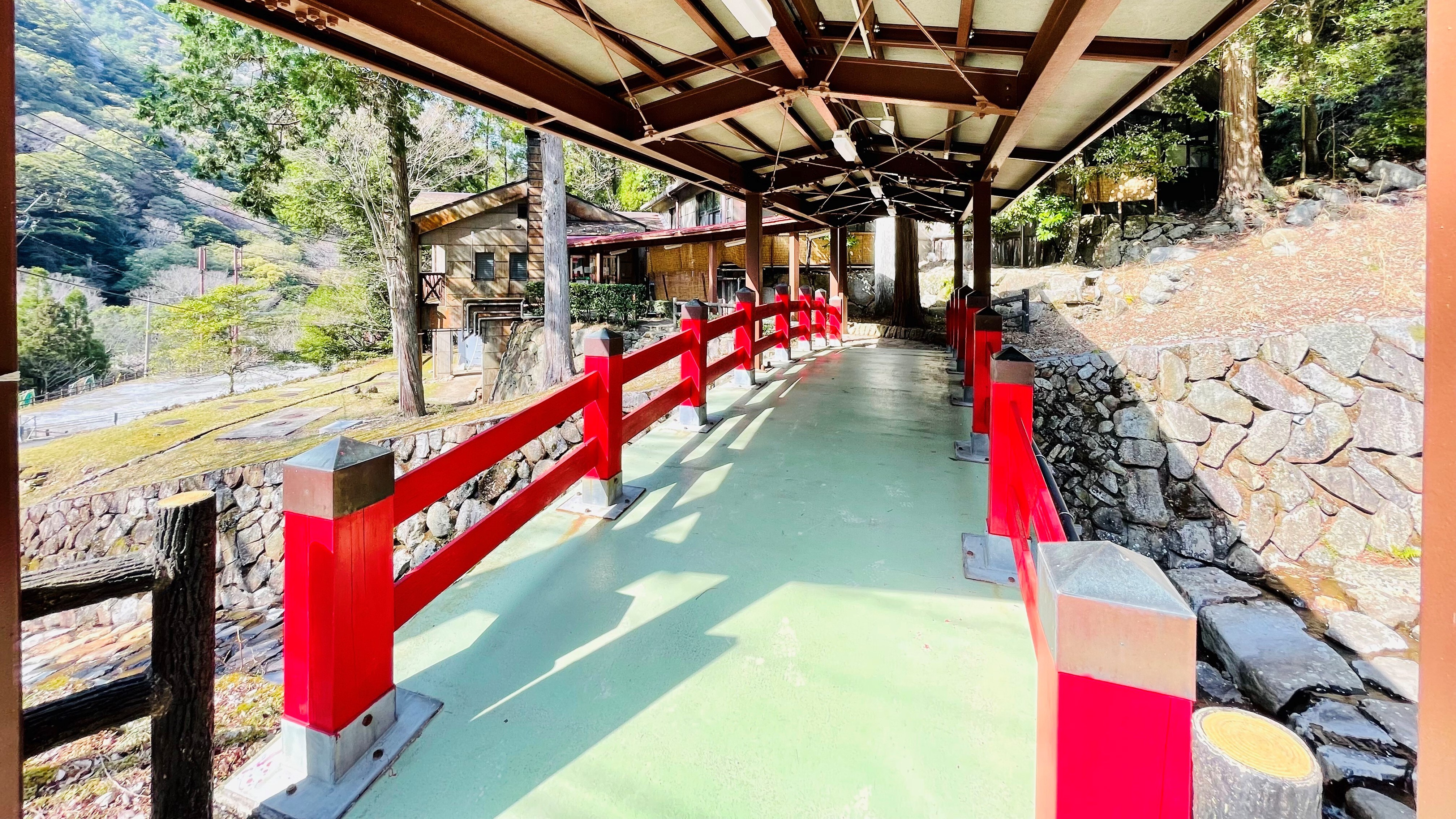 [Takatsuki Onsen] The red bridge from the building to the hot springs