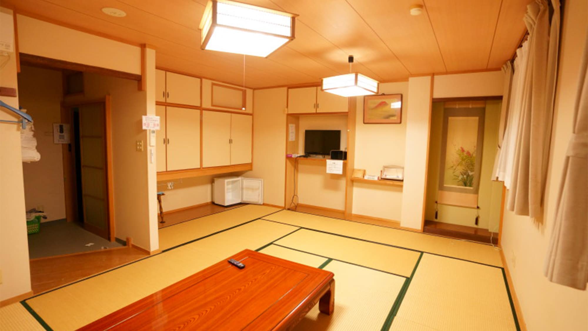 ・Japanese-style room with 13 tatami mats/Perfect for large groups