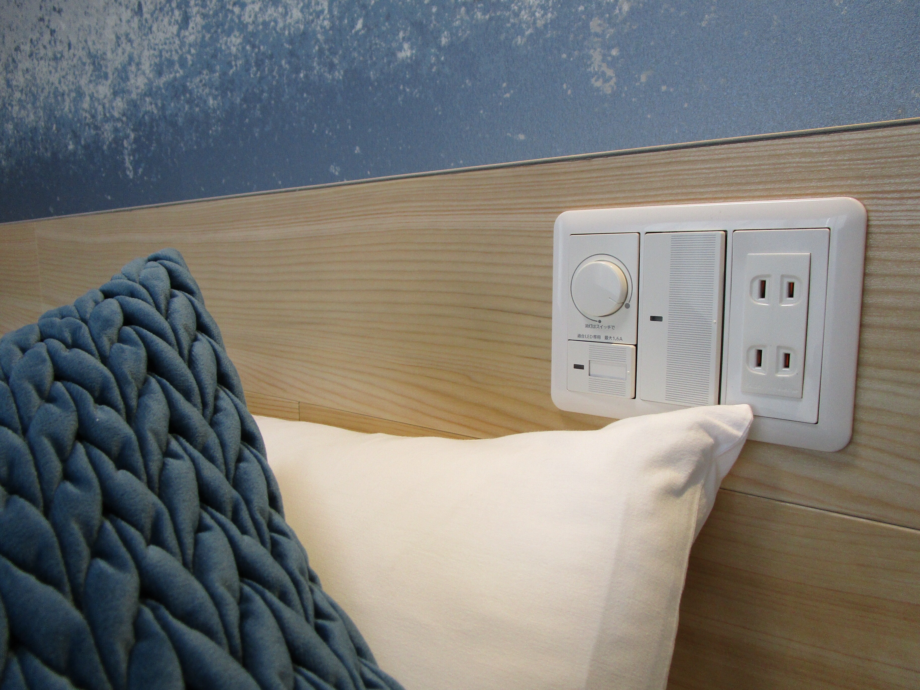 Outlet deployment at the bedside