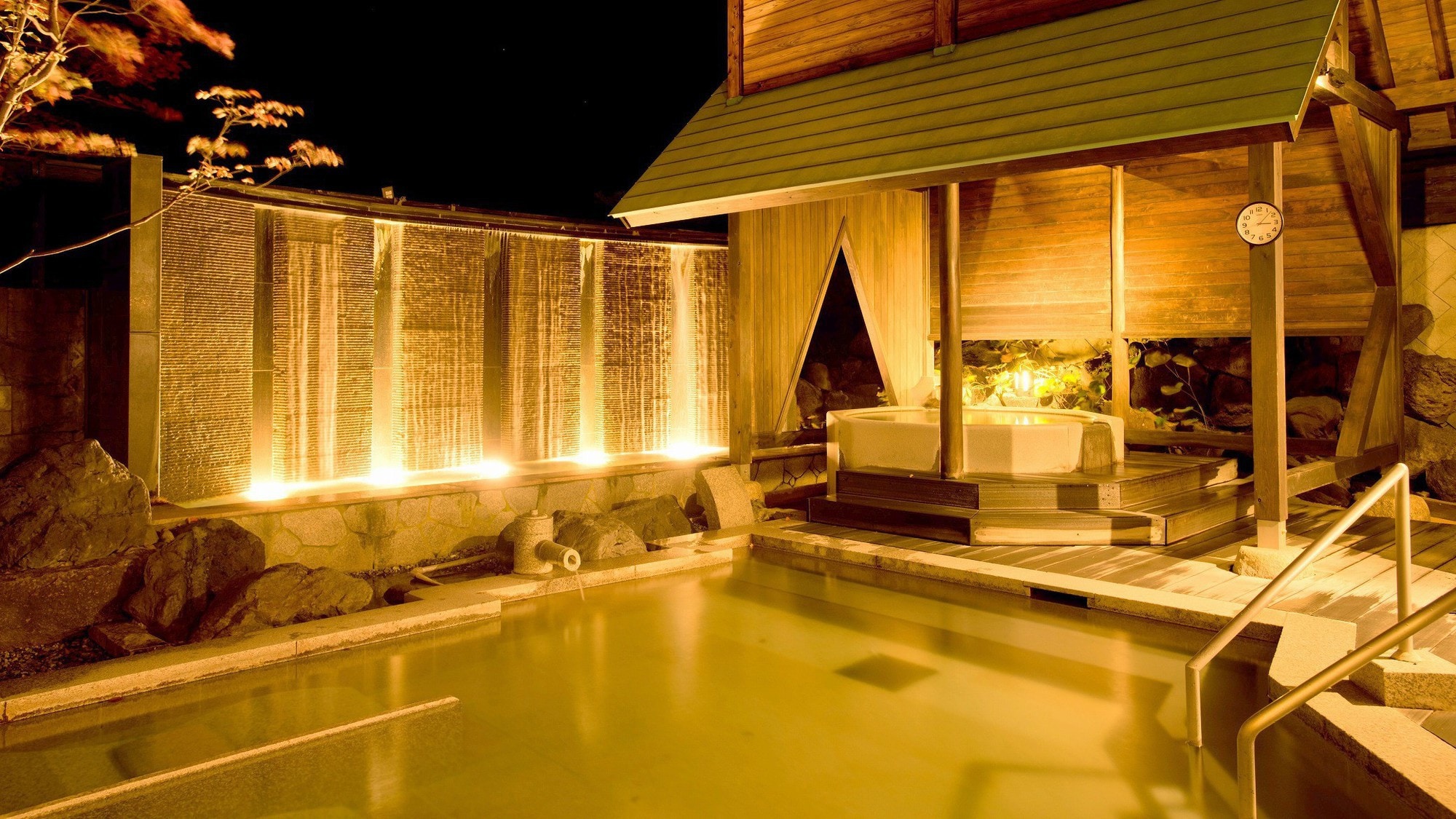 Please enjoy the open-air bath at night. Available all night.