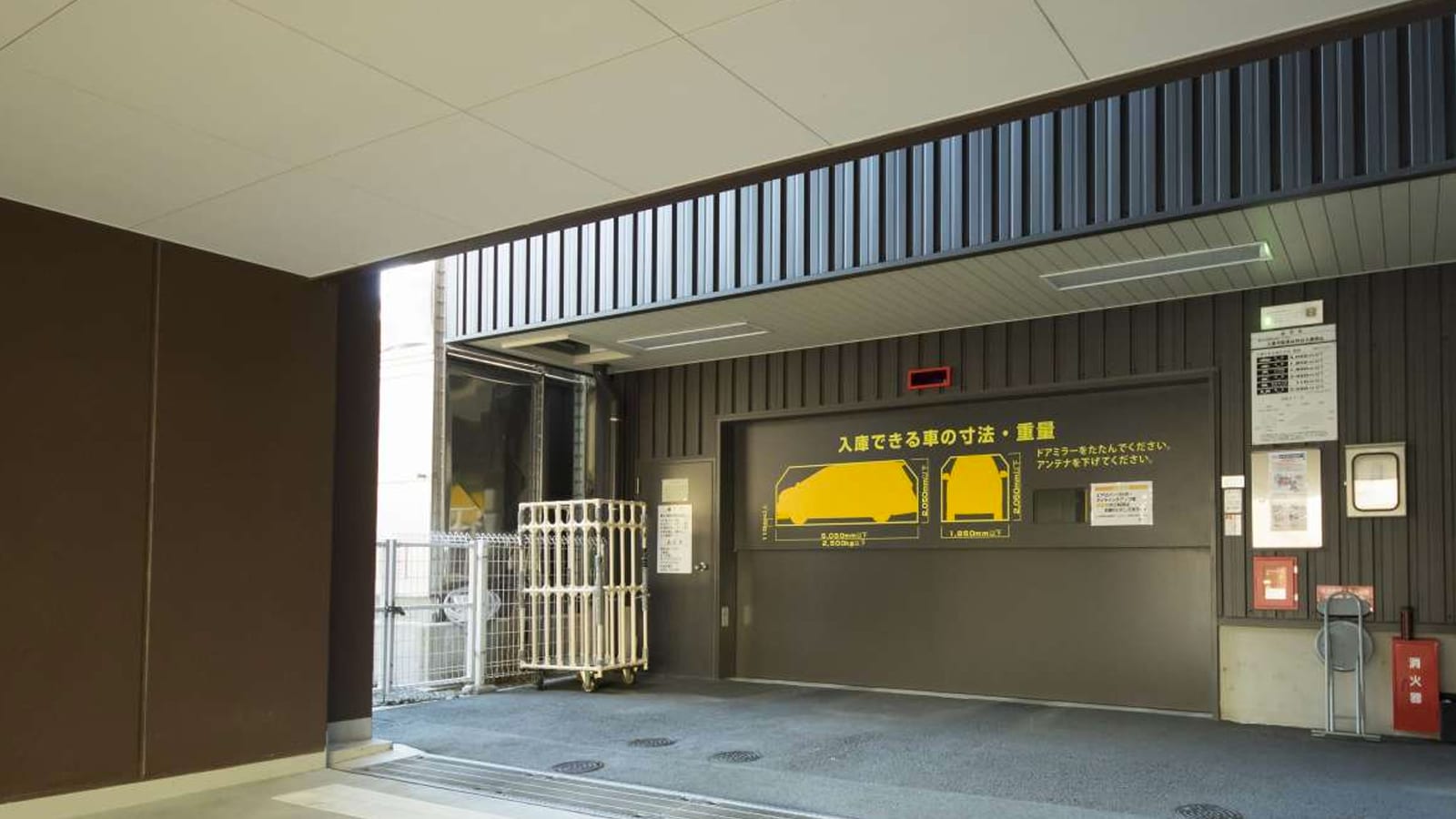 ■ Multi-storey parking lot for exclusive use of the hotel (1,300 yen per car per night/first-come, first-served basis)