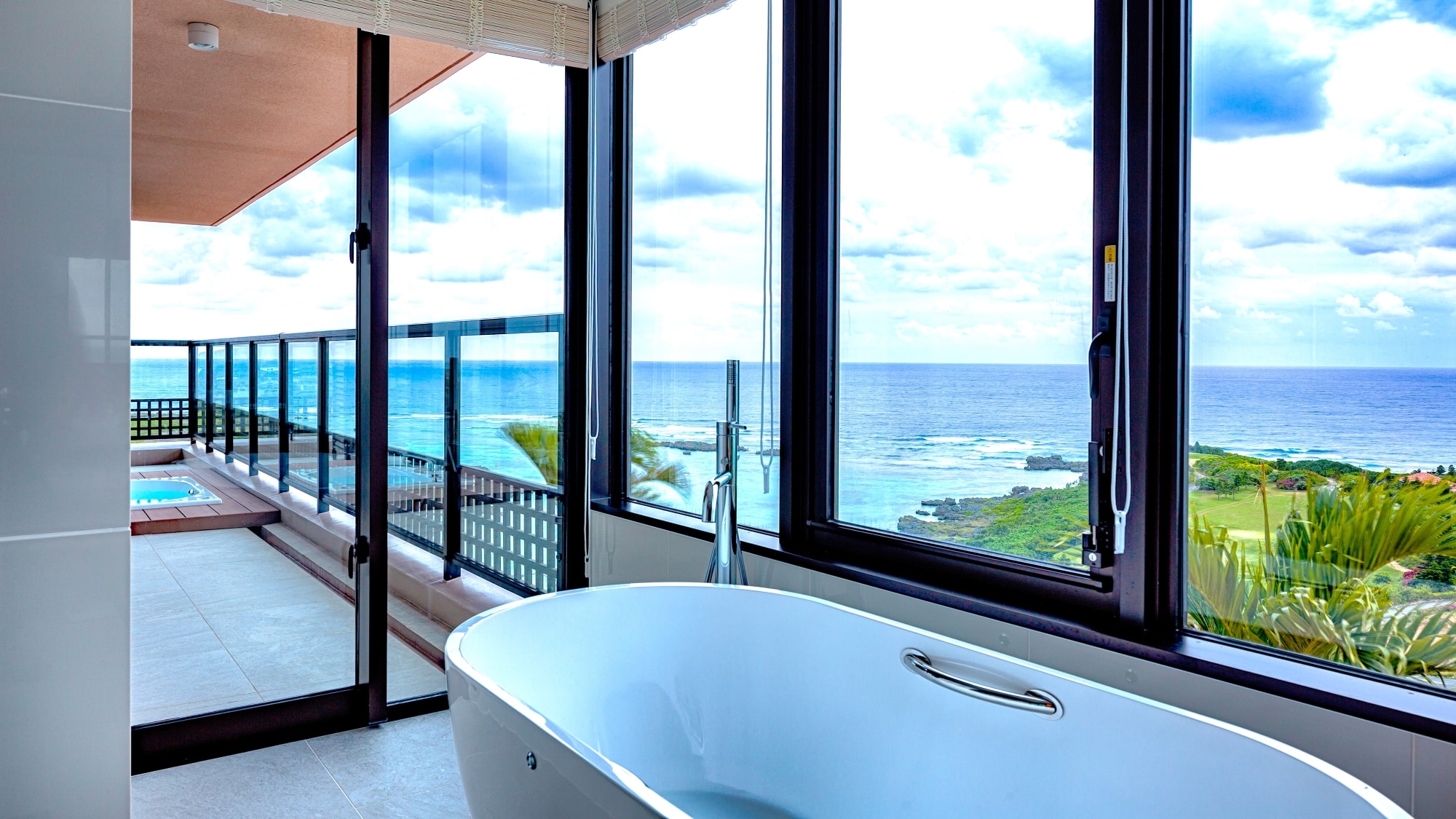 [Mirage Floor/Premier Suite] The view of the ocean from the bathroom on a high floor is exceptional.