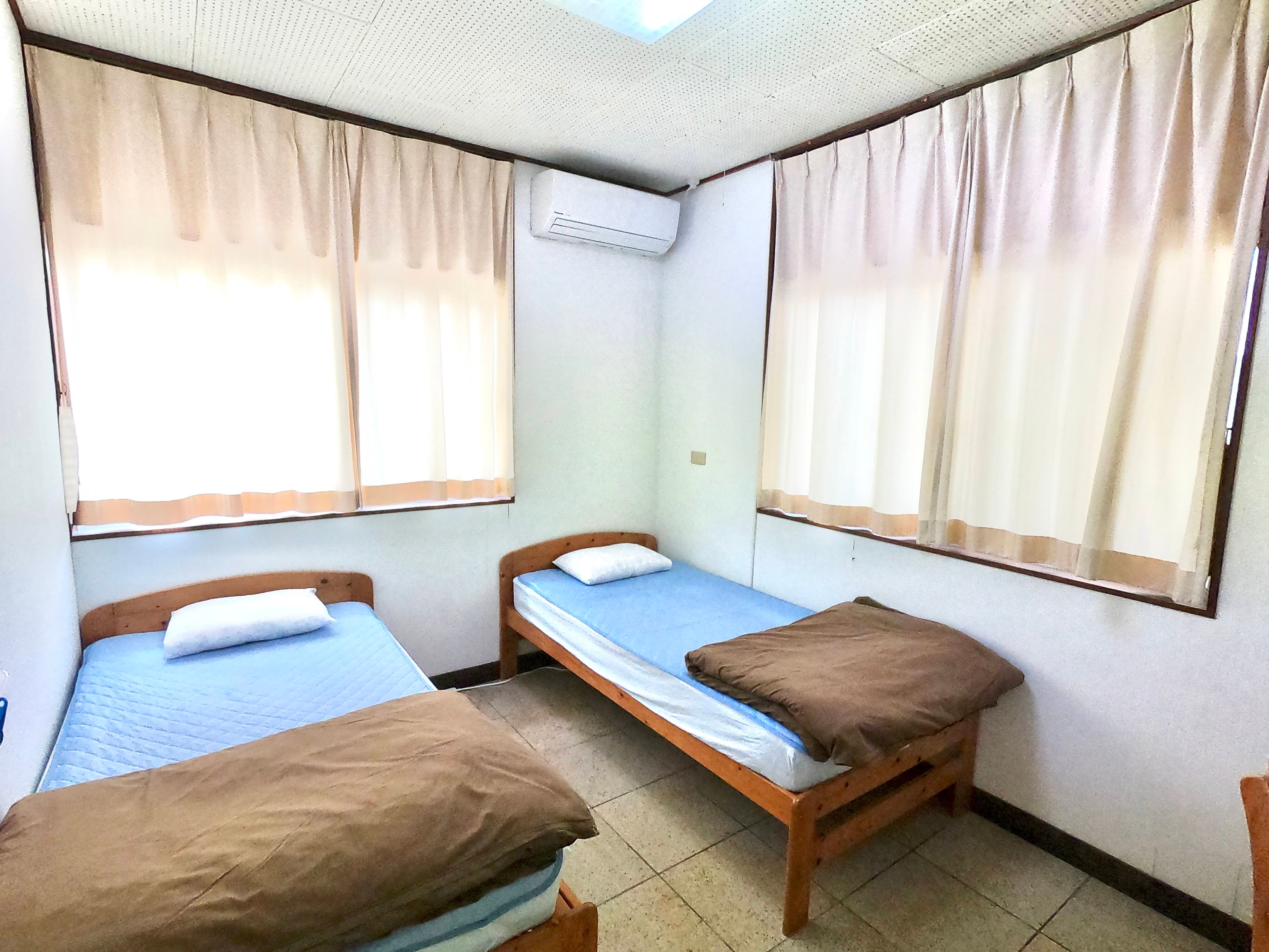 [Western room] It can accommodate 1 to 2 people. Equipped with air conditioner, TV and hairdryer.