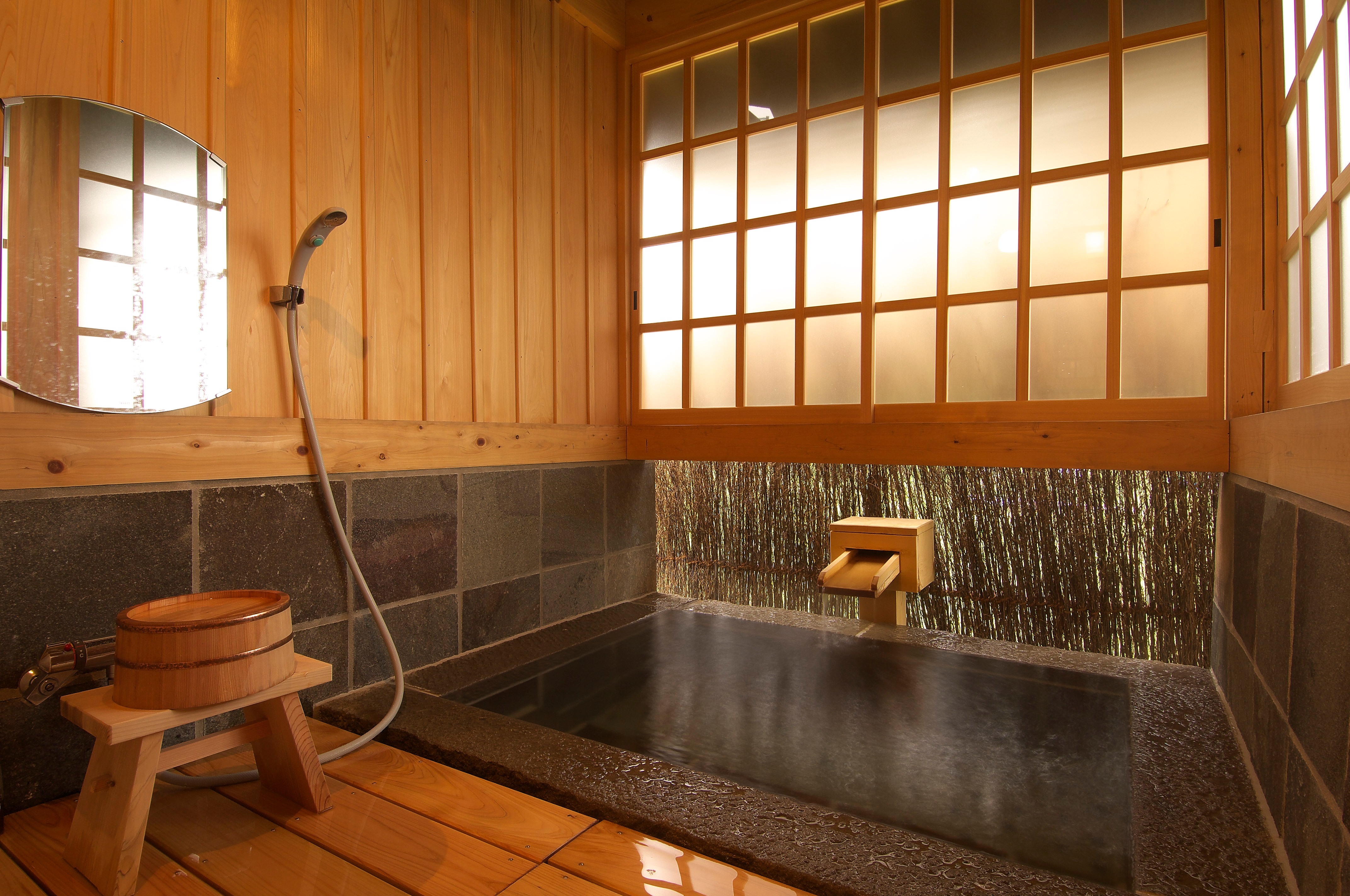 Phòng theo phong cách Nhật Bản với 10 tấm chiếu tatami, lò sưởi và bồn tắm nửa ngoài trời