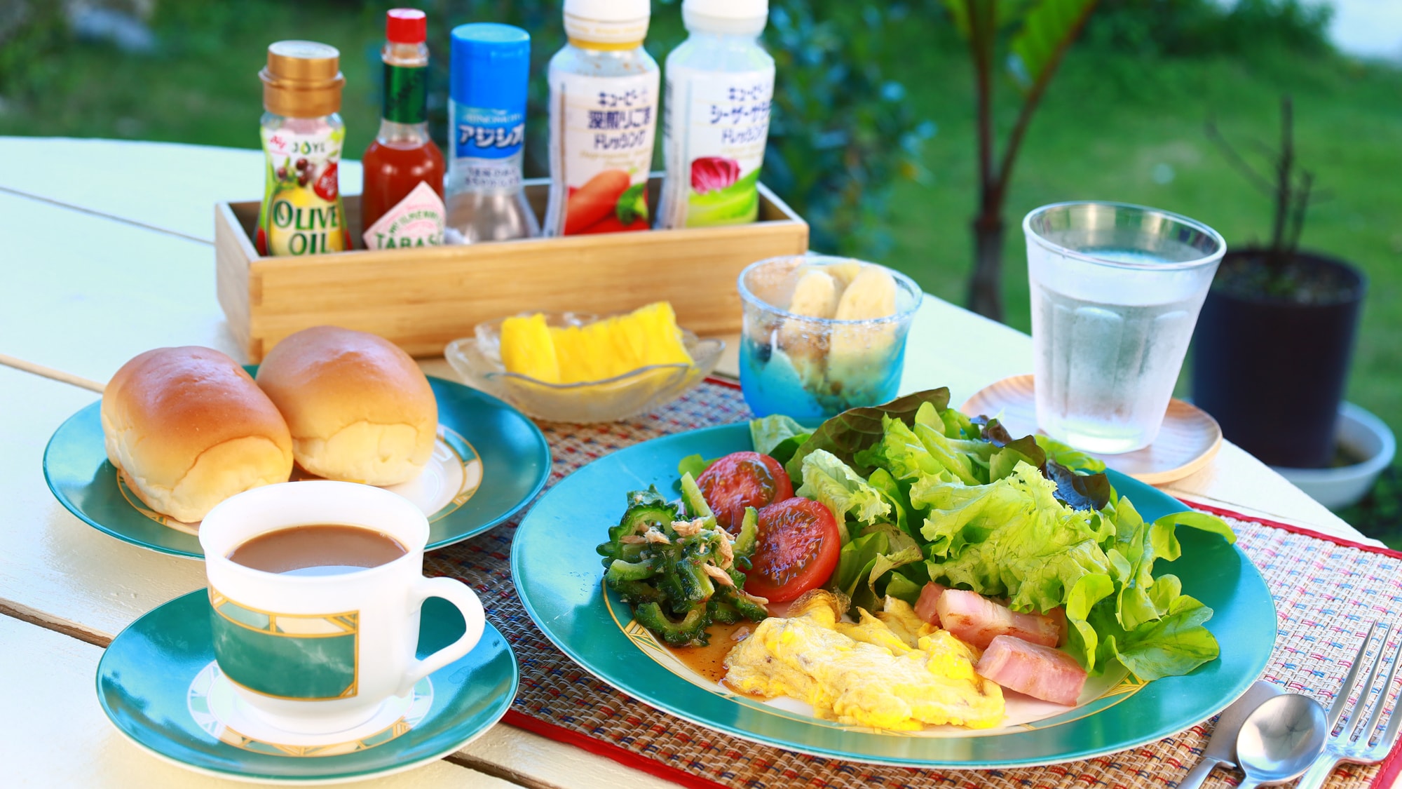 Sepiring sarapan berwarna-warni yang menampilkan bahan-bahan khas Okinawa, sempurna untuk memperkaya perjalanan pagi Anda.