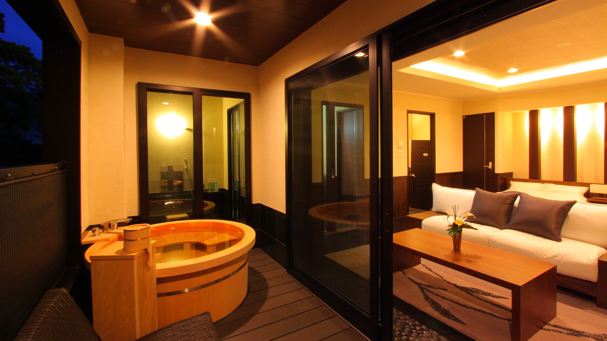 Western-style room with open-air bath