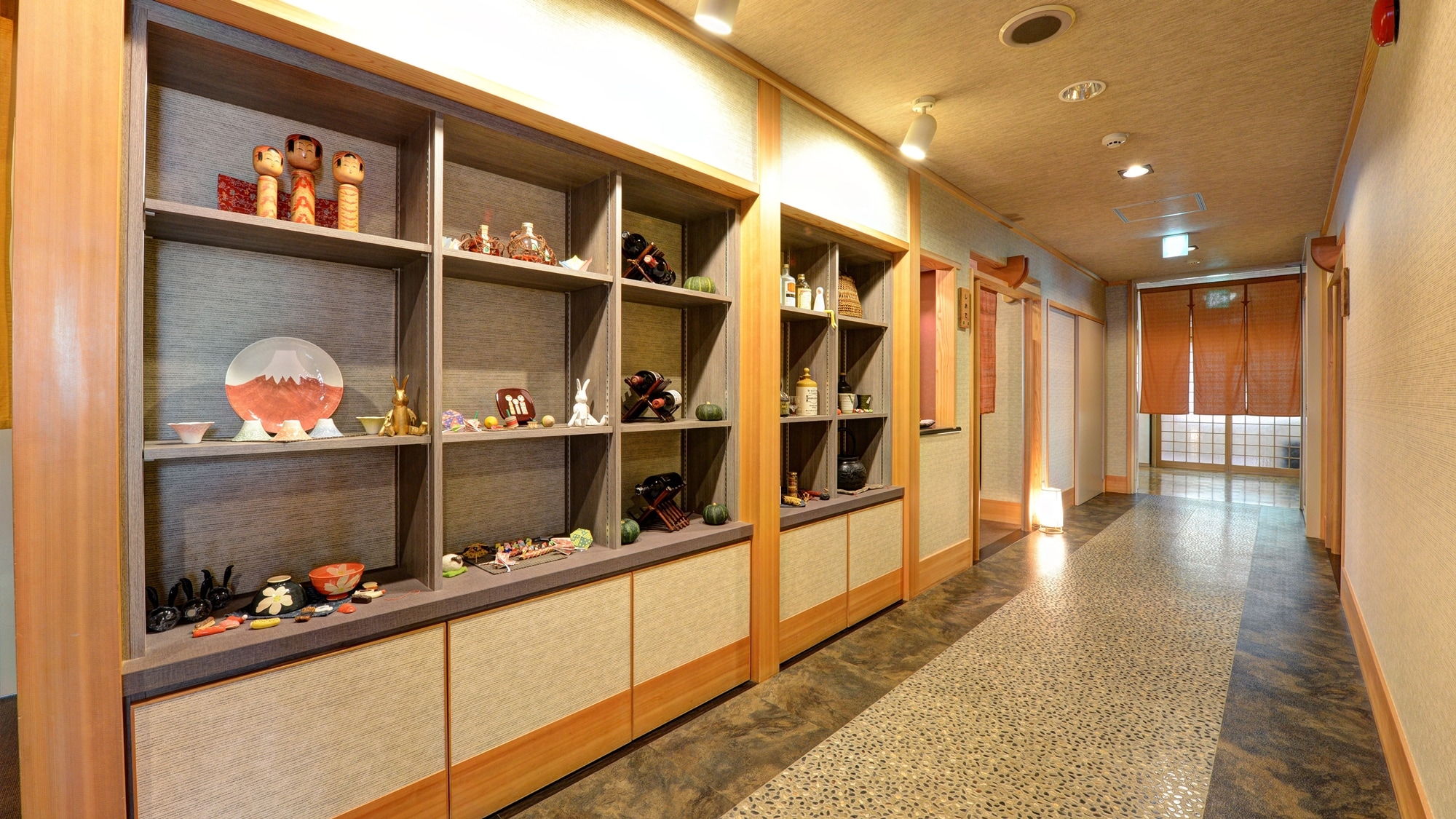 *[Inside the museum] A wide range of Tohoku's famous products are on display.
