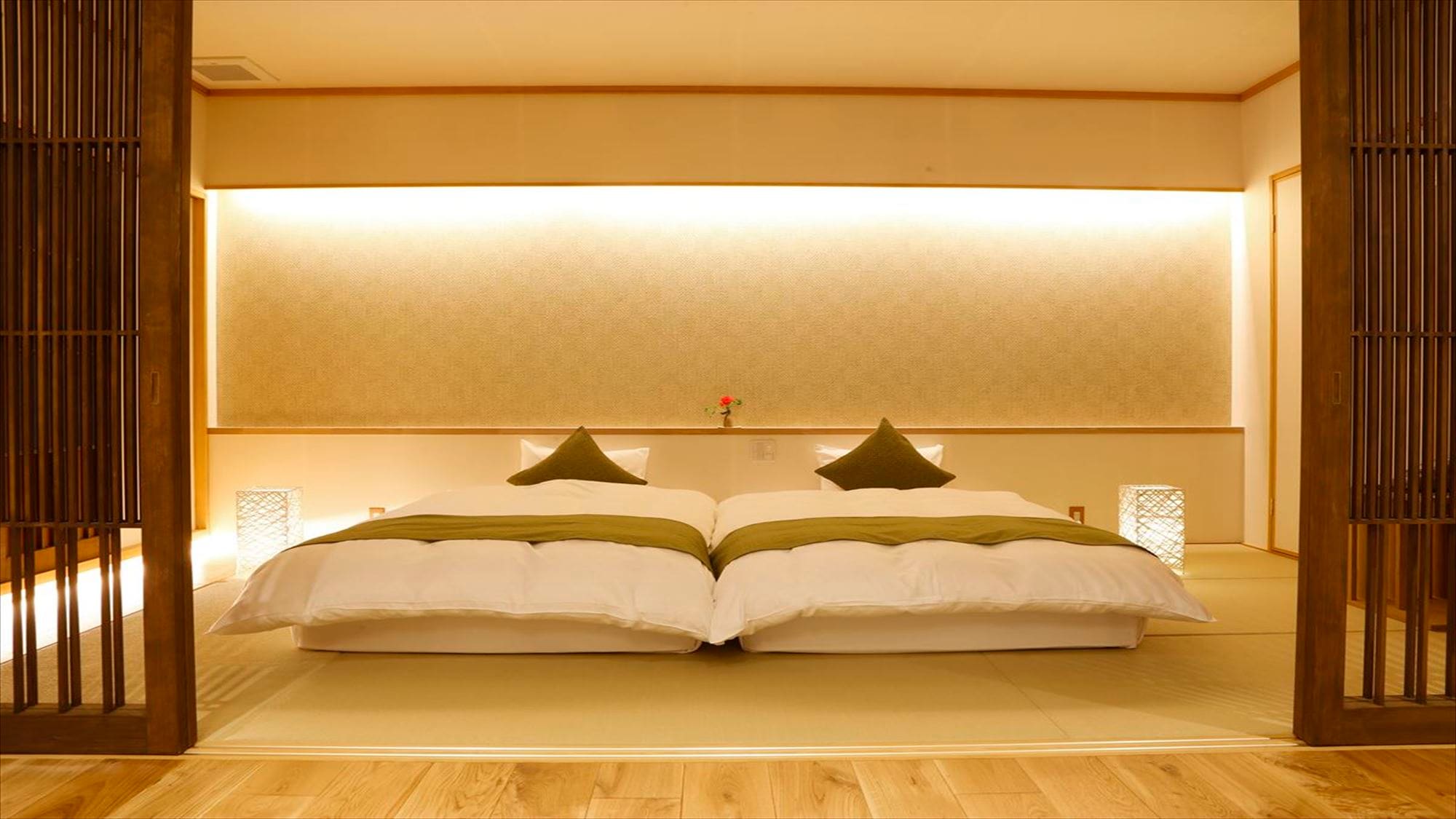ZEKKEI 노천탕이있는 스위트의 침실. 두 침대를 합치면 230cm 폭