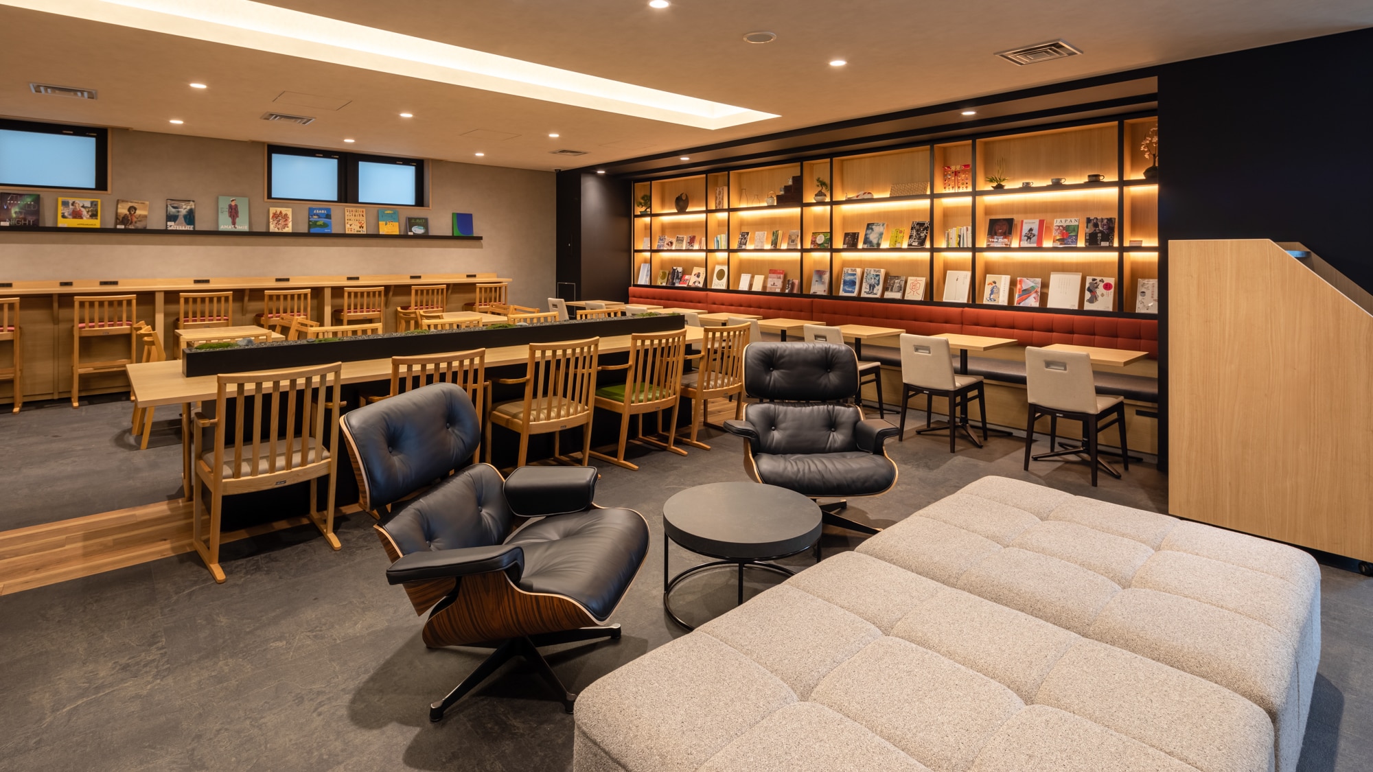 [Kafe Perpustakaan] Luangkan waktu dan bersantailah sepuasnya di sofa yang luas dan nyaman untuk satu orang.
