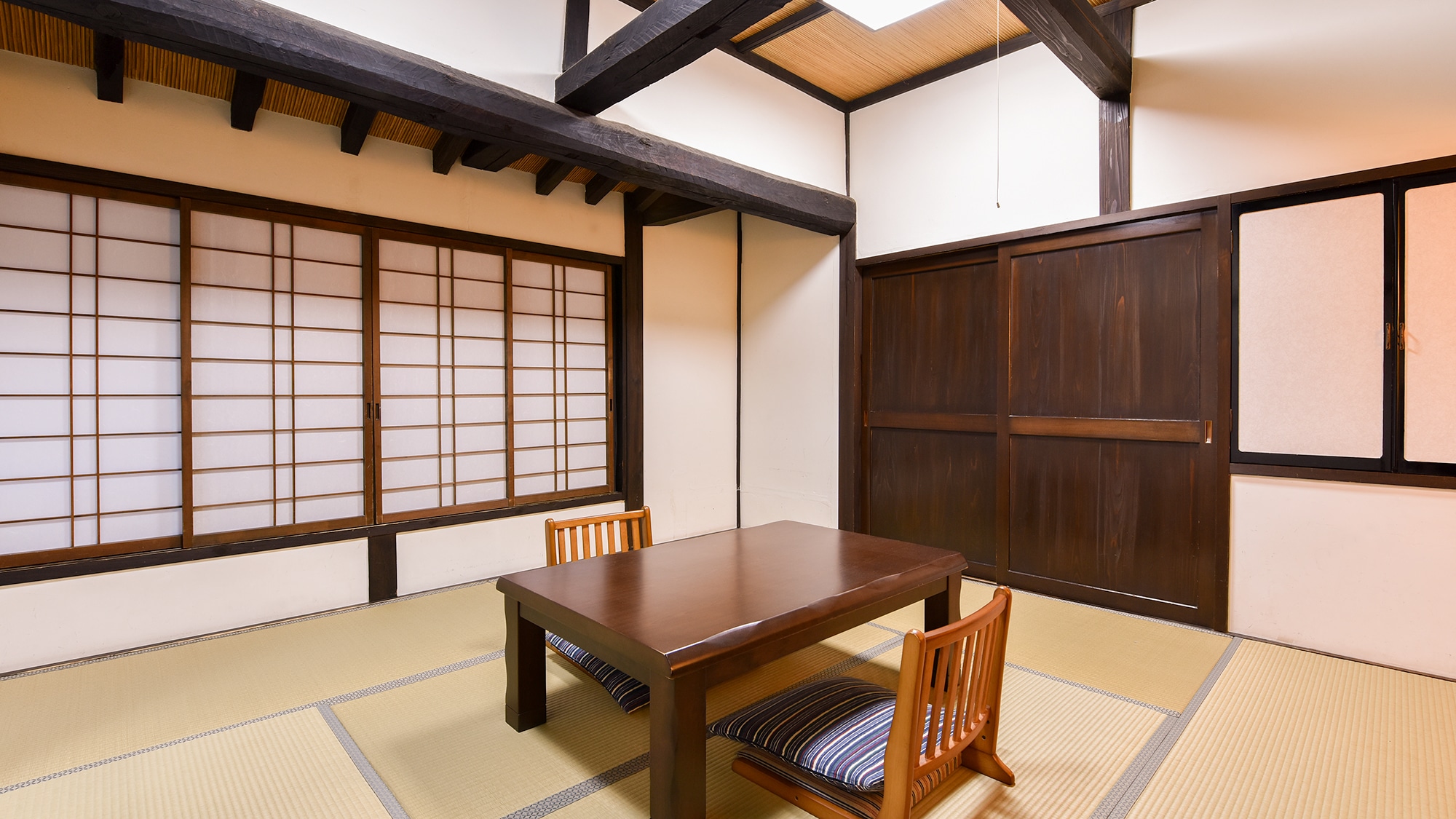 * Japanese-style room 8 tatami mats (Kiku) [2nd floor] / A room with a retro atmosphere where you can feel the warmth of the decoration between the floors.