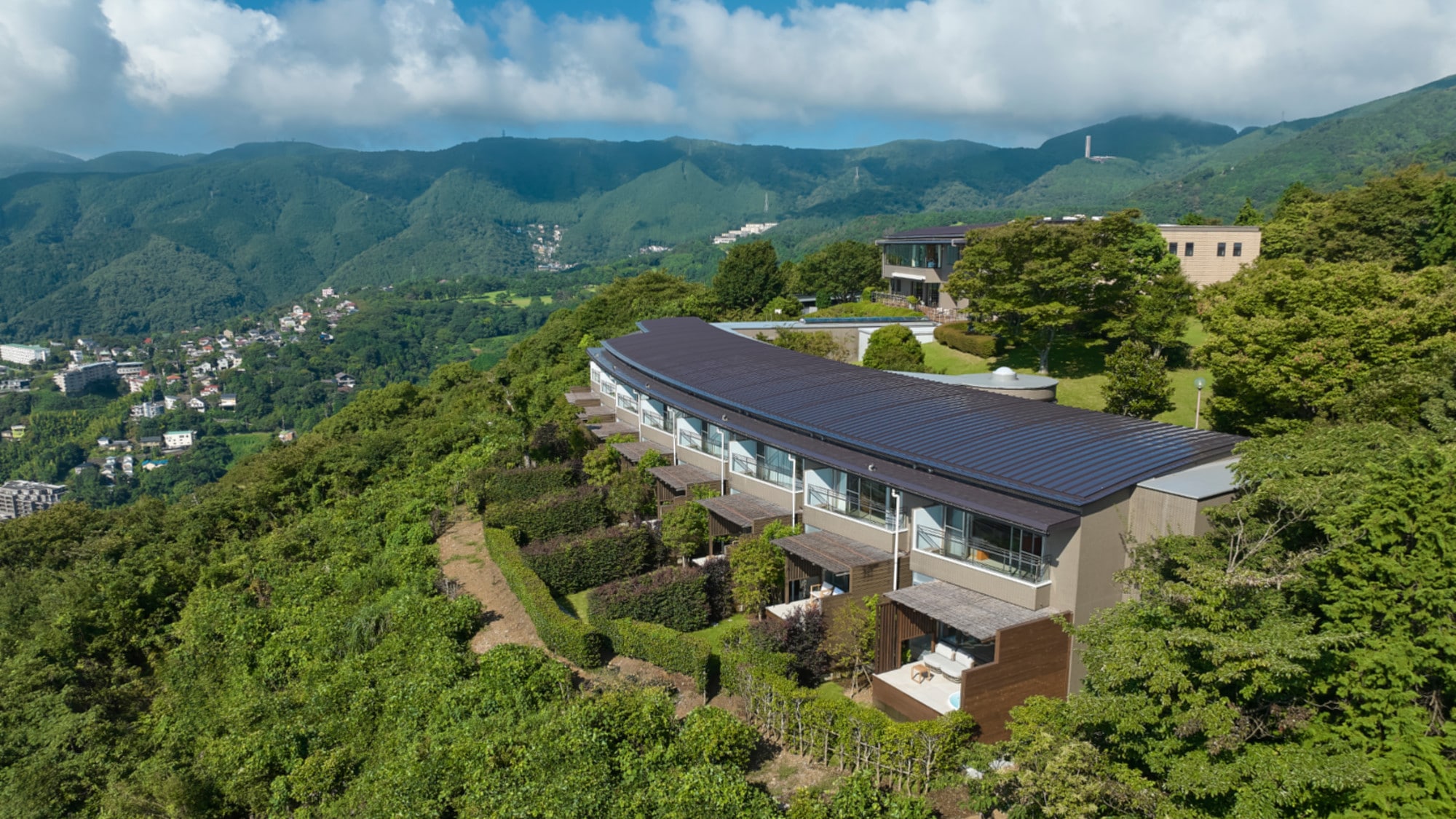 [Exterior] "Forest House" stands at an altitude of 361 meters on Mt. Izu with a panoramic view of Sagami Bay