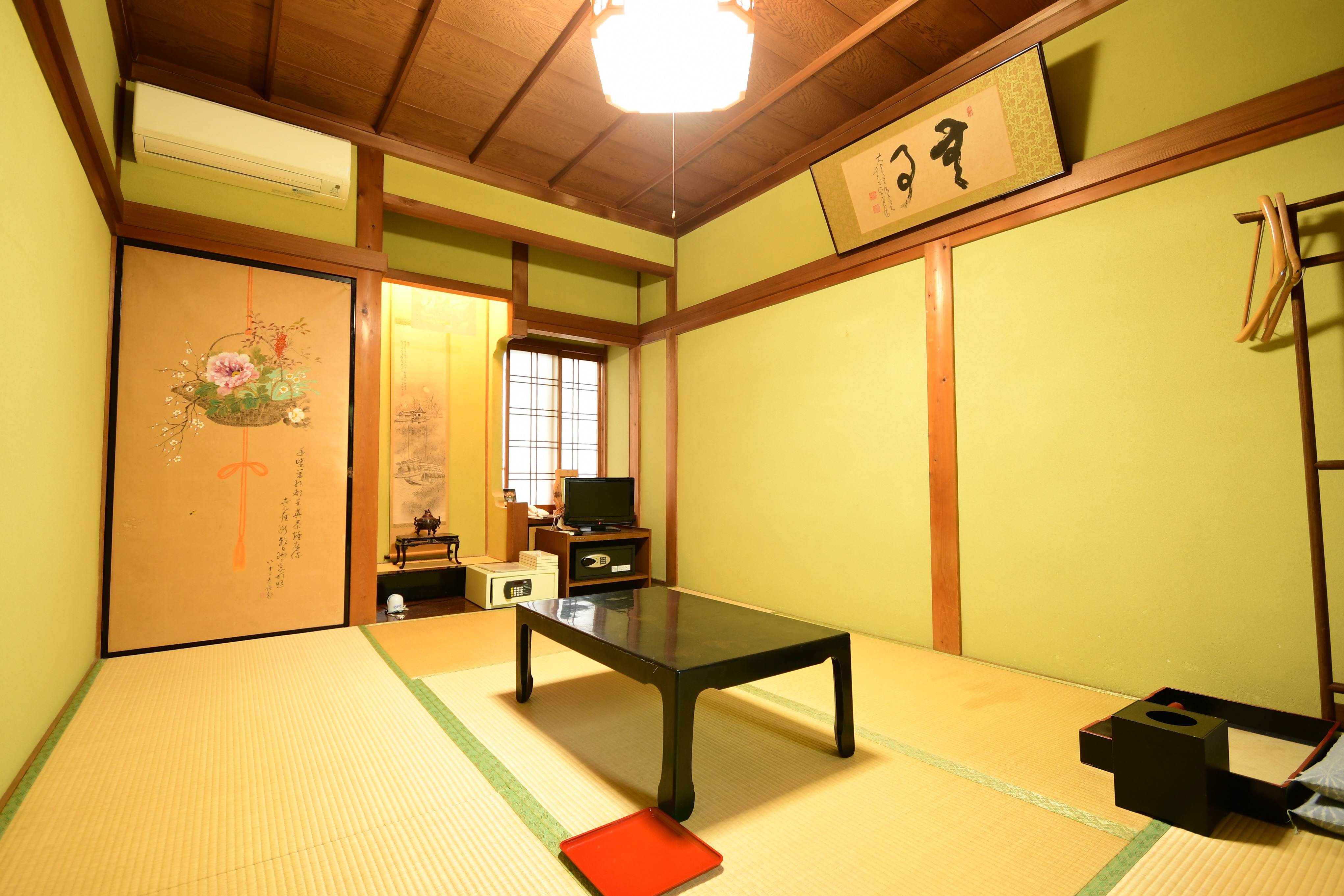 Example of a 6 tatami Japanese-style room (with air conditioning and Wi-Fi) facing the garden