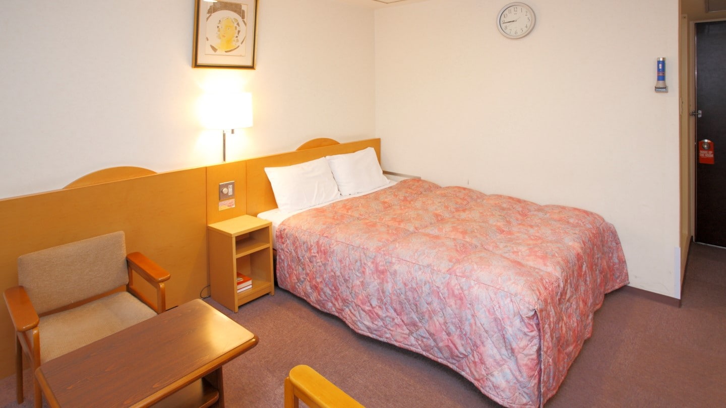 [Double room] You can rest comfortably on a large bed.